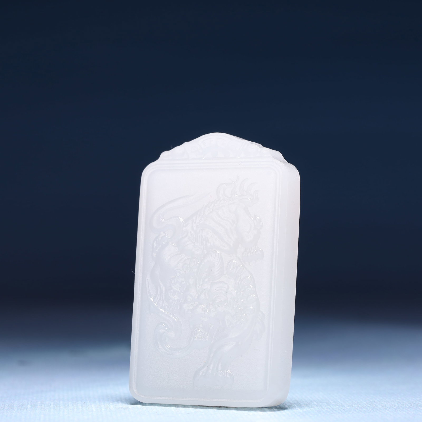 An Exquisite White Jade Lion Pattern Pendant - 3