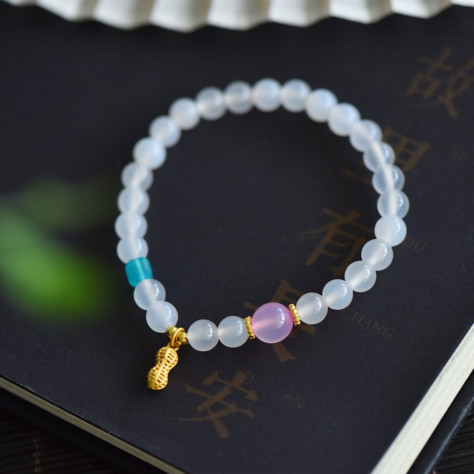 An Exquisite Sterling Silver-Gold Plated Inlaid Agate Bracelets: An Exquisite Sterling Silver-Gold Plated Inlaid Agate Bracelets,Size:0.2inx0.2in 纯银镀金镶玛瑙手串