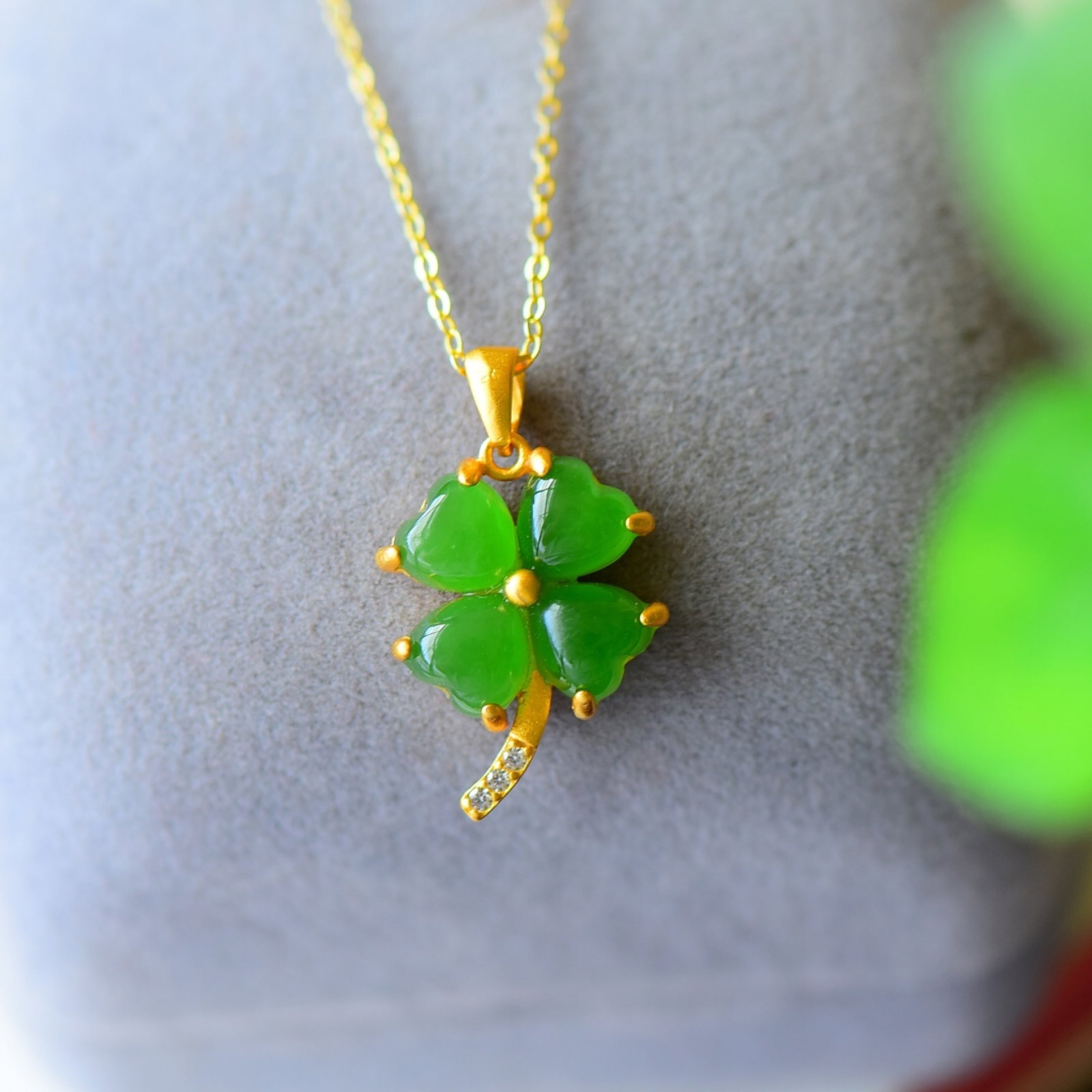 An Exquisite Sterling Silver-Gold Plated Inlaid Jasper Necklace,Inlaid Diamond: An Exquisite Sterling Silver-Gold Plated Inlaid Jasper Necklace,Inlaid Diamond,Size:0.6inx0.9in 纯银镀金镶碧玉项链,嵌钻石