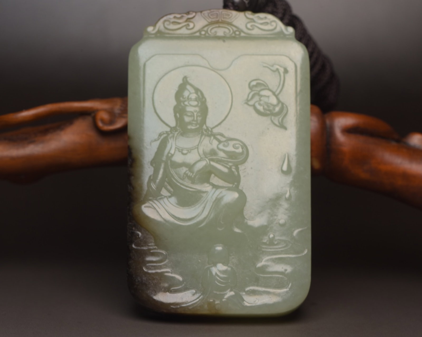 An Exquisite White Jade Statue of Avalokitesvara Pendant (1 of 7)