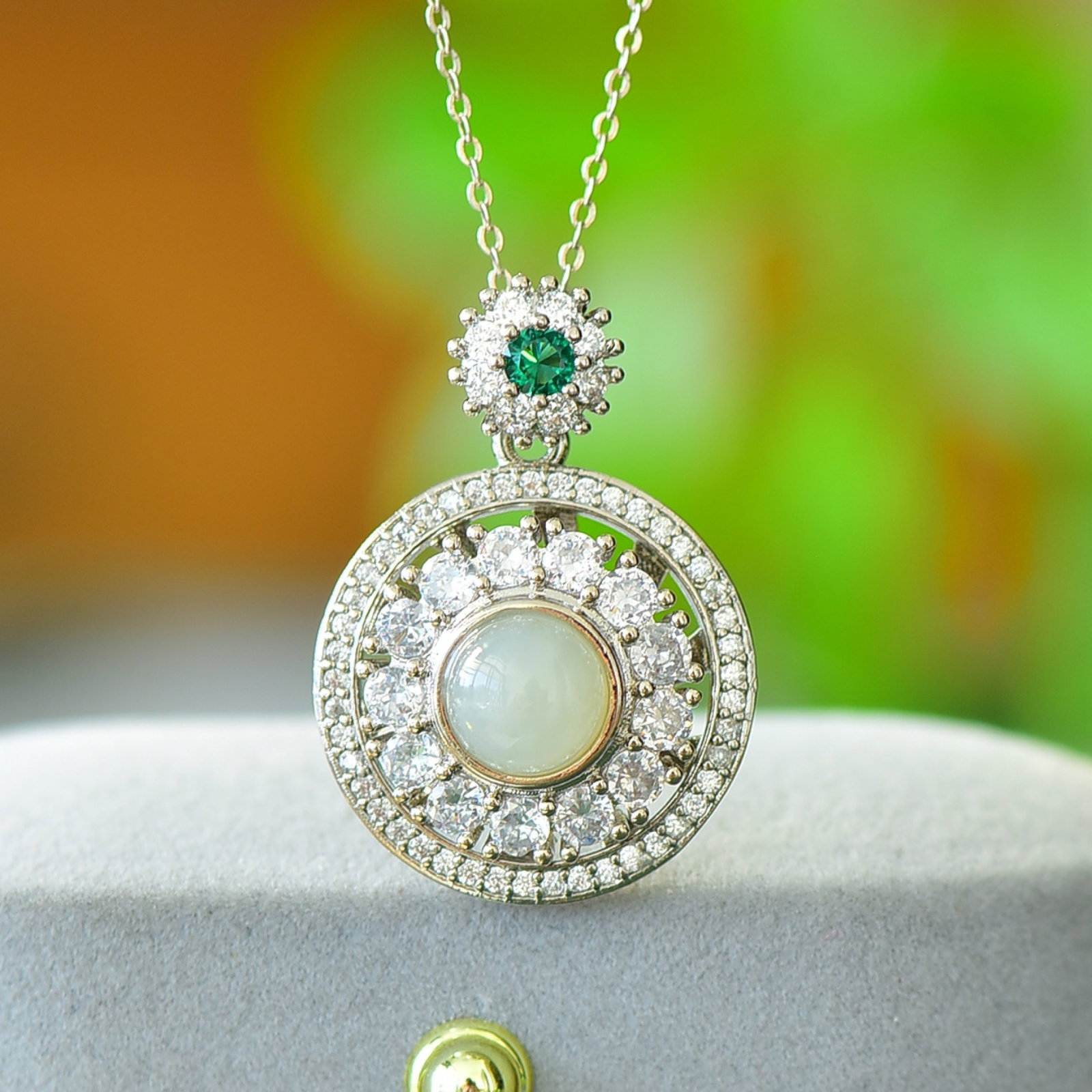 An Exquisite Bronze Inlaid White Jade Necklace,Inlaid Diamond: An Exquisite Bronze Inlaid White Jade Necklace,Inlaid Diamond,Size:0.3inx0.3in 铜镶白玉项链,嵌钻石