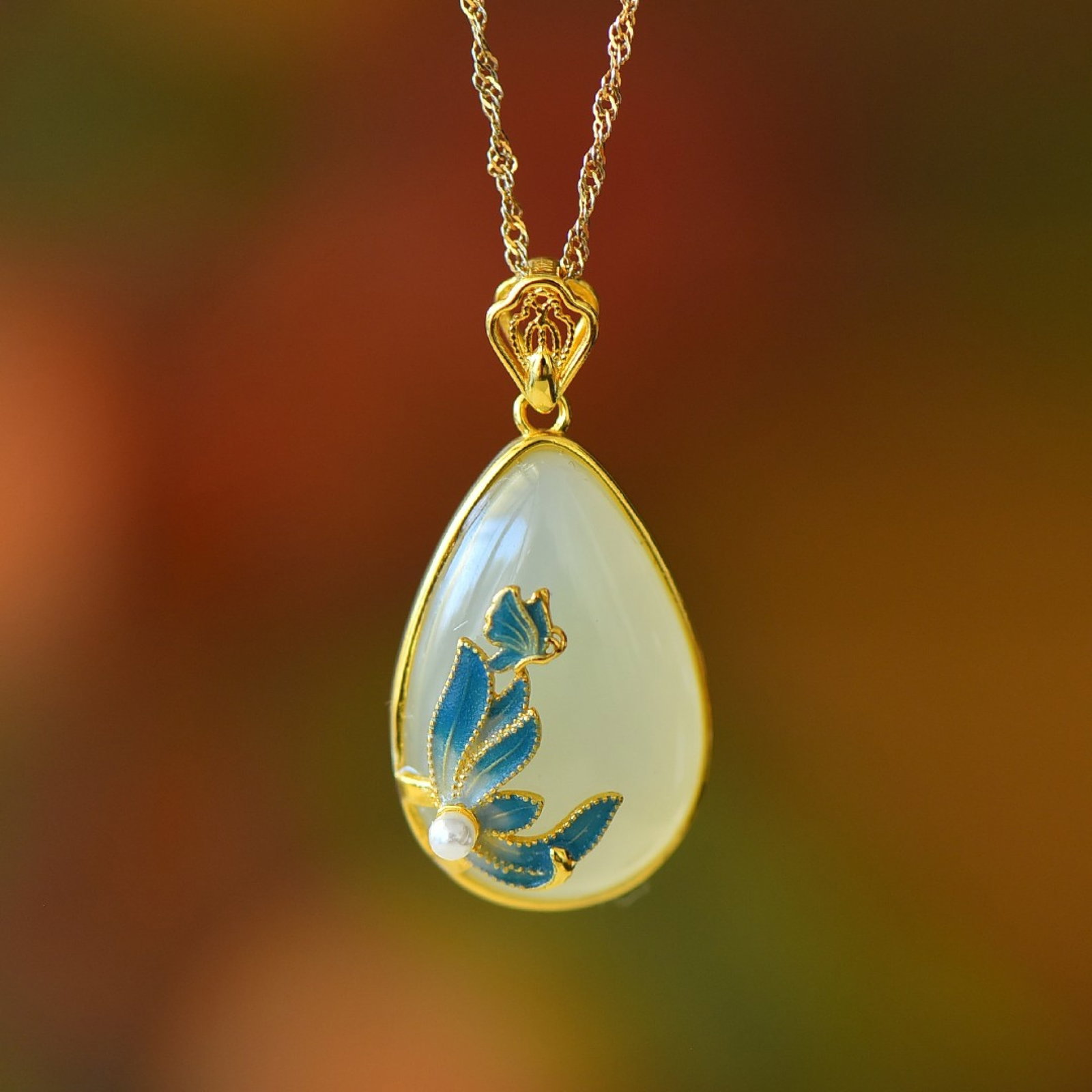 An Exquisite Sterling Silver-Gold Plated Inlaid White Jade Pendant: An Exquisite Sterling Silver-Gold Plated Inlaid White Jade Pendant,Size:0.6inx0.9in 纯银镀金镶白玉吊坠