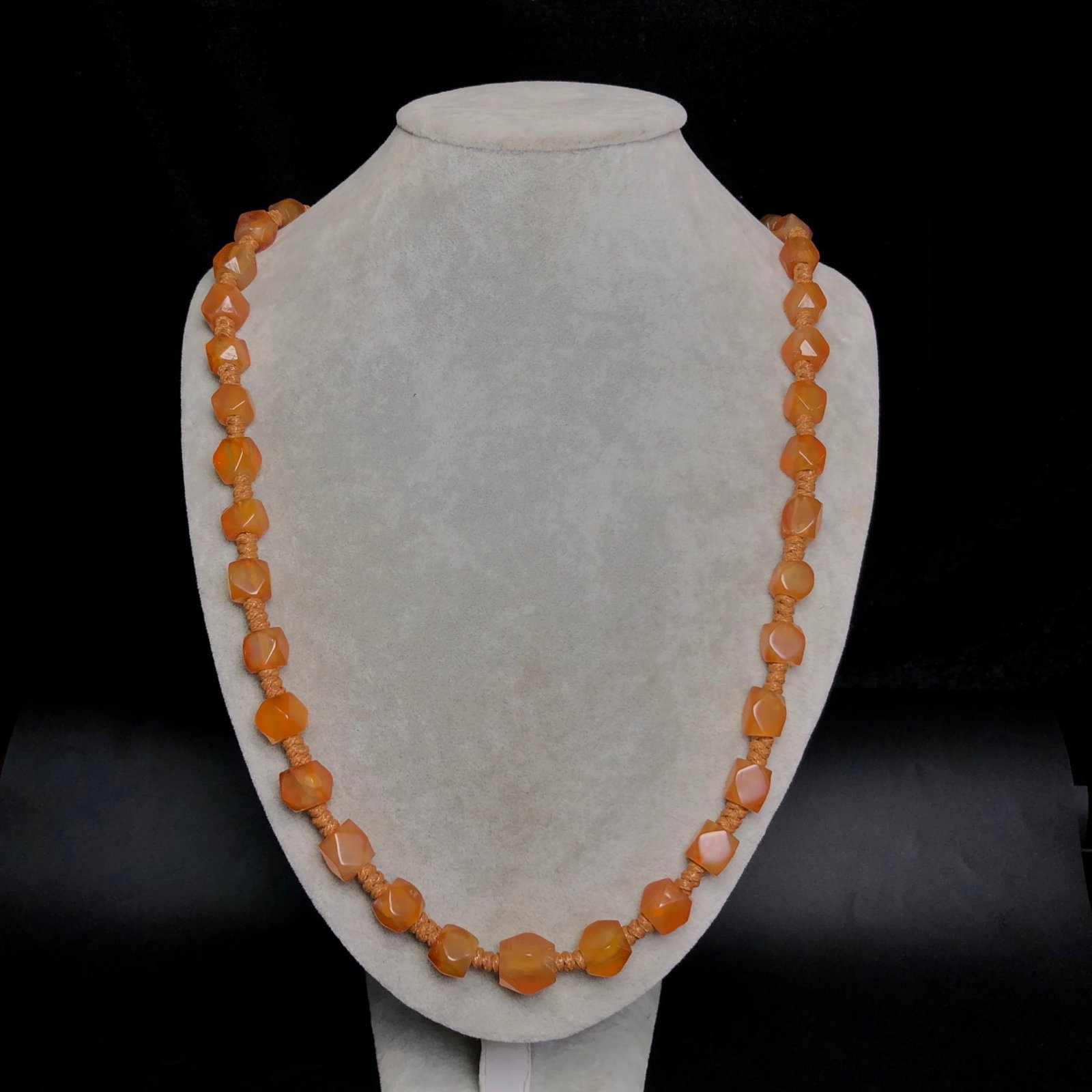 A Precious Agate Necklace - 8