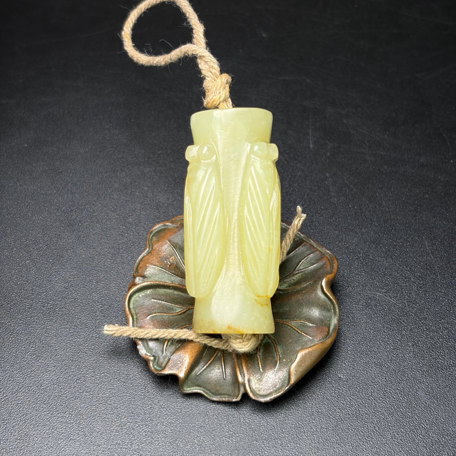 An Exquisite White Jade Cicada Pattern Pendant: An Exquisite White Jade Cicada Pattern Pendant,Qing Dynasty,China,Size:1.9inx0.7inx1.1in,Weight:35g 白玉蝉纹挂件,中国清代