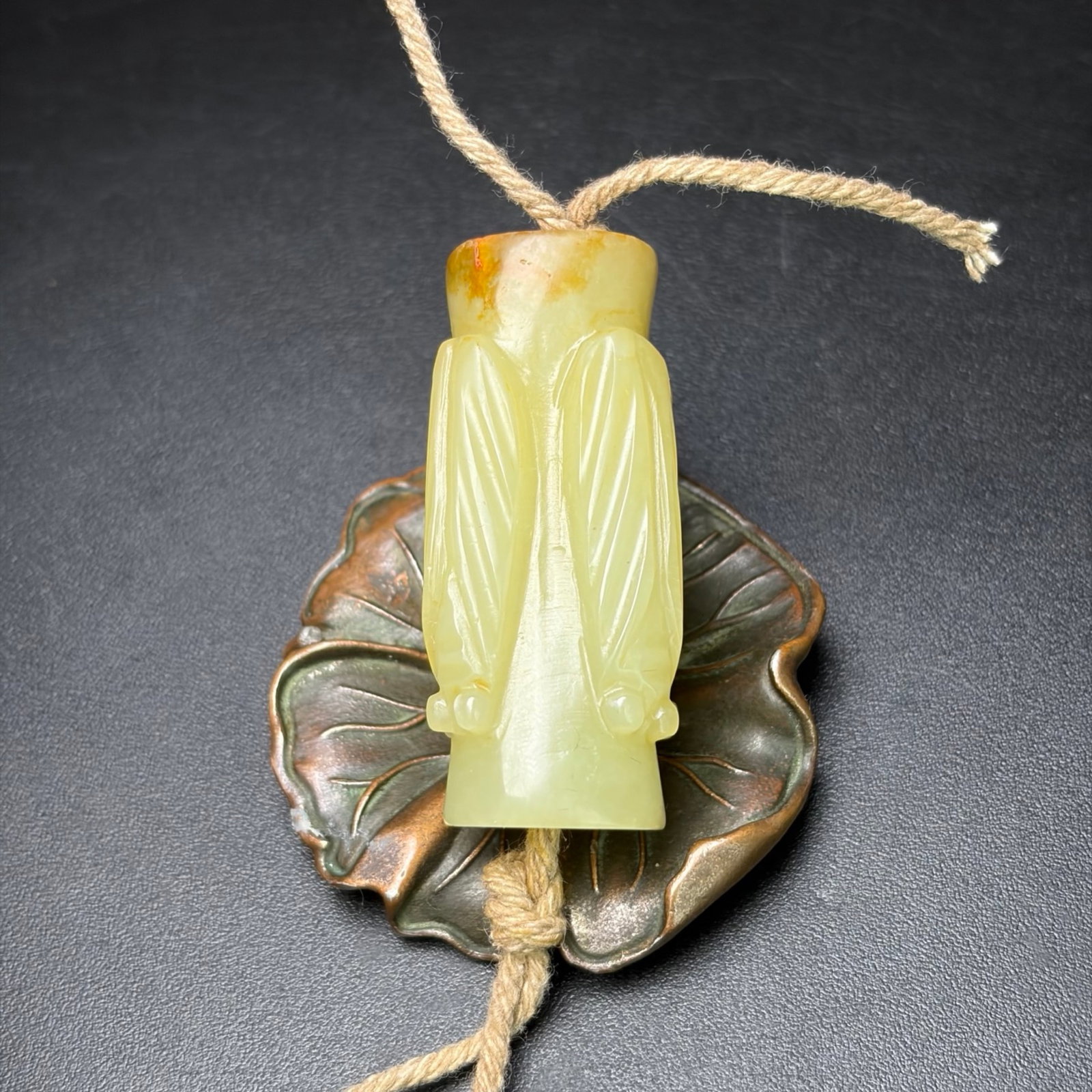 An Exquisite White Jade Cicada Pattern Pendant - 2