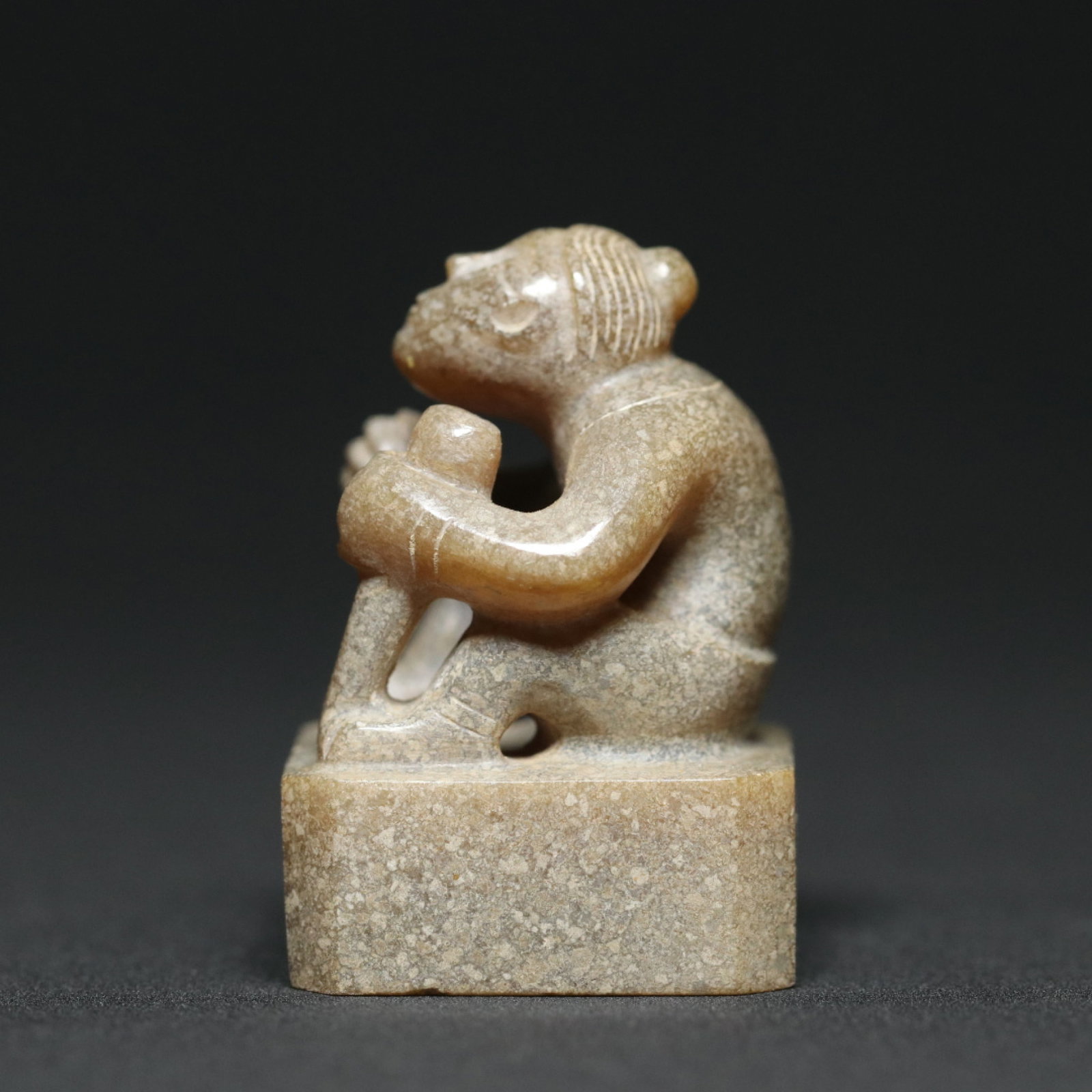An Exquisite Archaic Jade Figure Seal: An Exquisite Archaic Jade Figure Seal,Han Dynasty,China,Size:1.6inx1.2inx1.1in,Weight:44.3g 高古玉人物印章,中国汉代