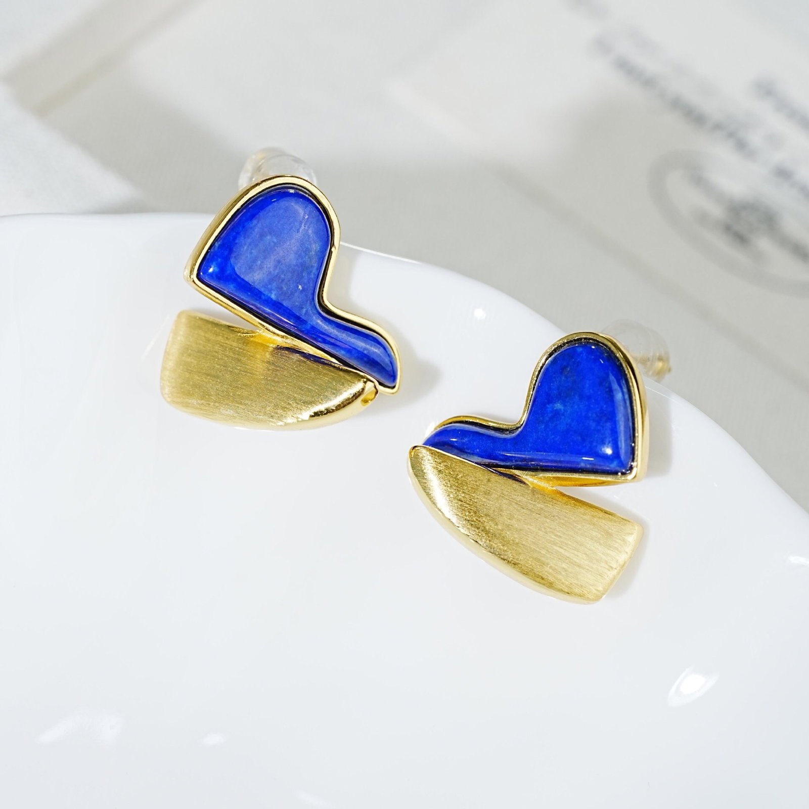 A Pair of Exquisite Sterling Silver-Gold Plated Inlaid Lapis Lazuli Earrings: A Pair of Exquisite Sterling Silver-Gold Plated Inlaid Lapis Lazuli Earrings 一对纯银镀金镶青金石耳钉
