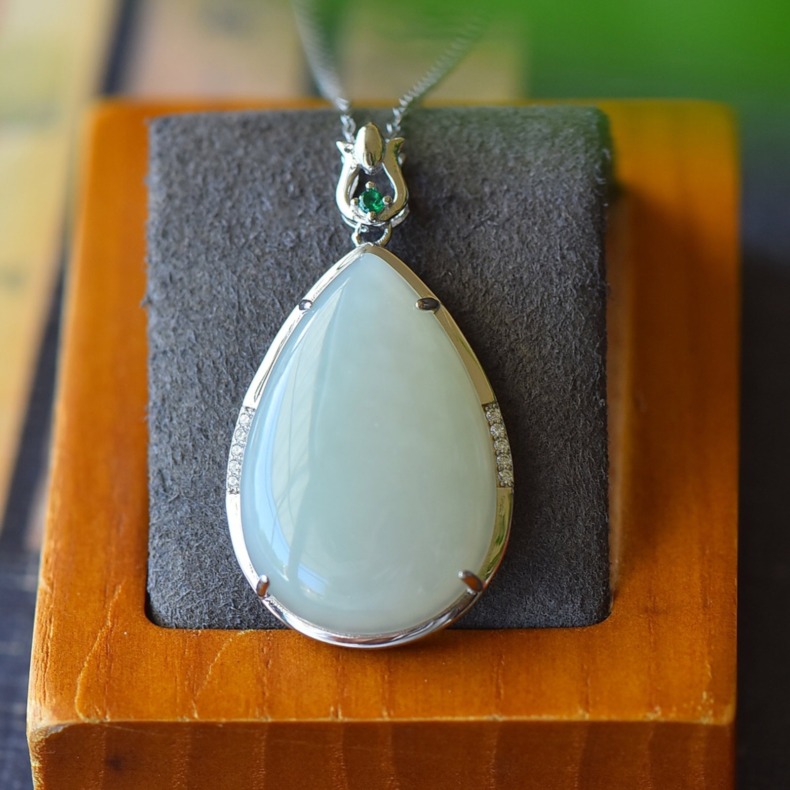 An Exquisite Sterling Silver Inlaid White Jade Necklace,Inlaid Diamond: An Exquisite Sterling Silver Inlaid White Jade Necklace,Inlaid Diamond,Size:0.9inx1.6in 纯银镶白玉项链,嵌钻石
