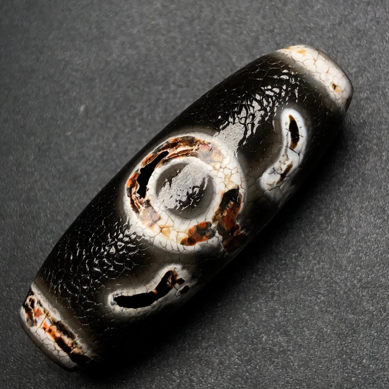 An Exquisite Dzi Bead Pendant: An Exquisite Dzi Bead Pendant,Size:1.5inx0.6in,Weight:11.6g 天珠挂件