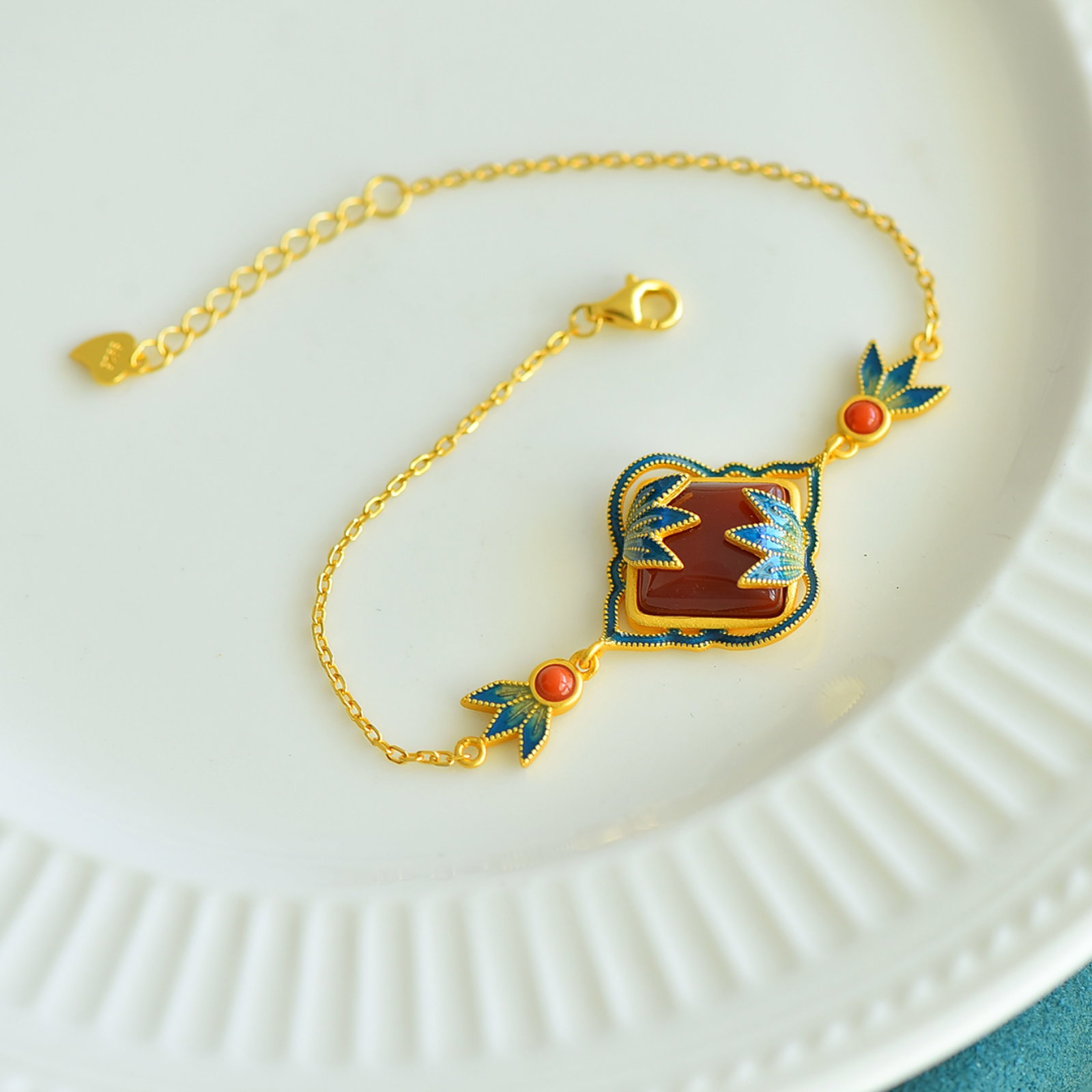 An Exquisite Sterling Silver-Gold Plated Inlaid Red Agate Bracelet: An Exquisite Sterling Silver-Gold Plated Inlaid Red Agate Bracelet,Size:0.5inx0.5in 纯银镀金镶红玛瑙手链