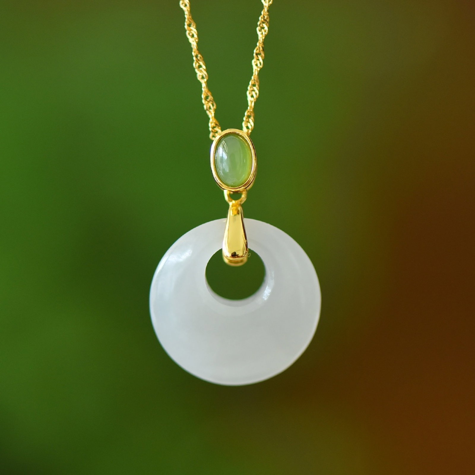 An Exquisite Sterling Silver-Gold Plated Inlaid White Jade Necklace: An Exquisite Sterling Silver-Gold Plated Inlaid White Jade Necklace,Size:0.8inx0.8in 纯银镀金镶白玉项链
