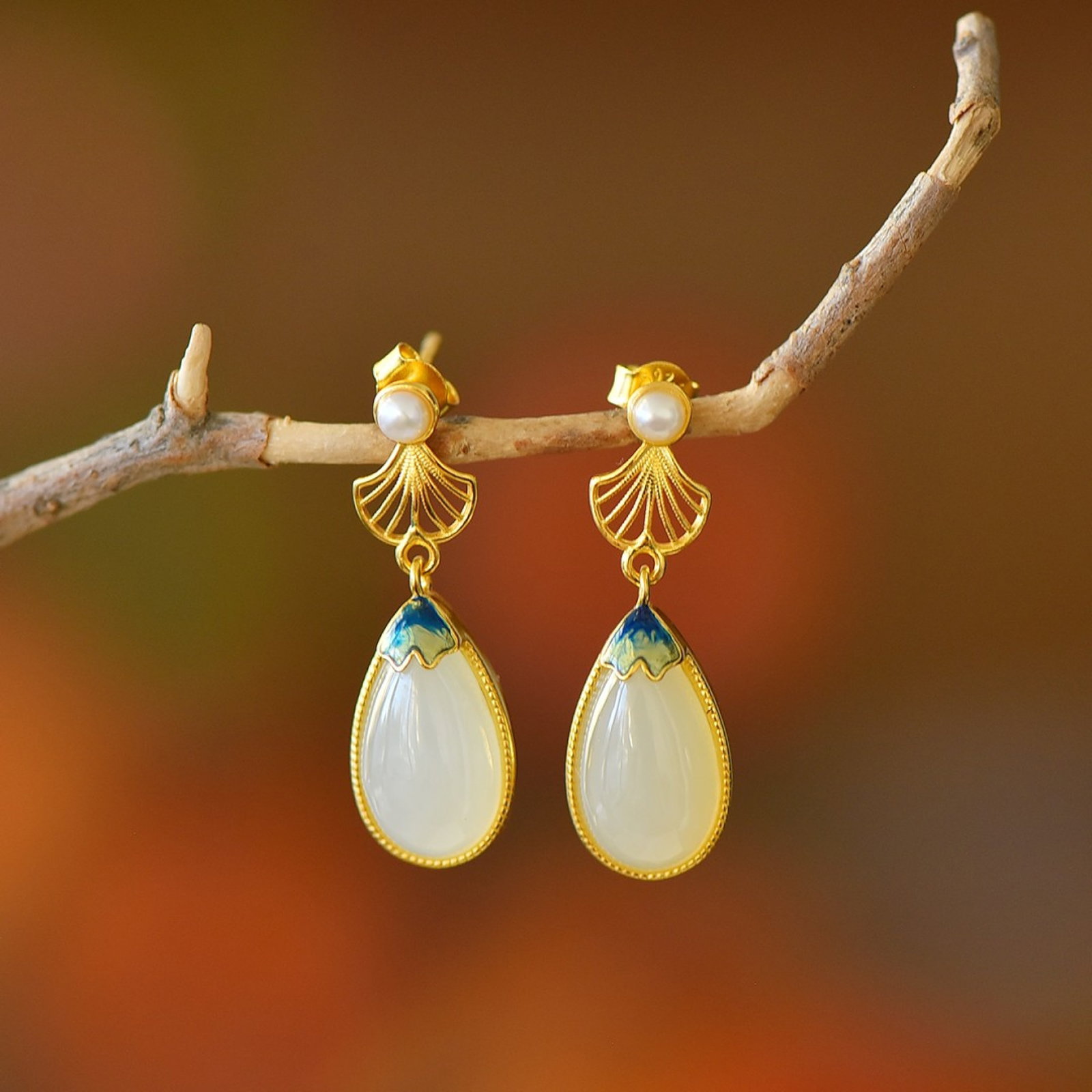 A Pair of Exquisite Sterling Silver-Gold Plated Inlaid White Jade Earrings,Inlaid Pearls: A Pair of Exquisite Sterling Silver-Gold Plated Inlaid White Jade Earrings,Inlaid Pearls,Size:0.3inx0.6in