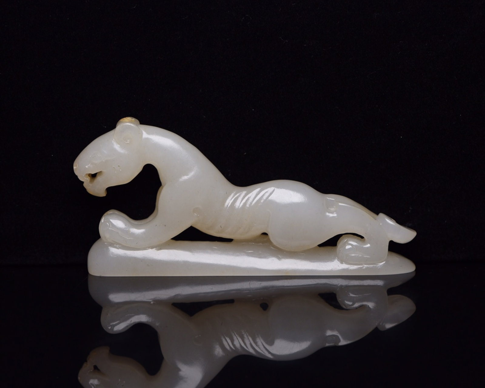 An Exquisite White Jade Beast Ornament: An Exquisite White Jade Beast Ornament,Qing Dynasty,China,Size:3.2inx1.4inx0.4in,Weight:47g 白玉兽摆件,中国清代