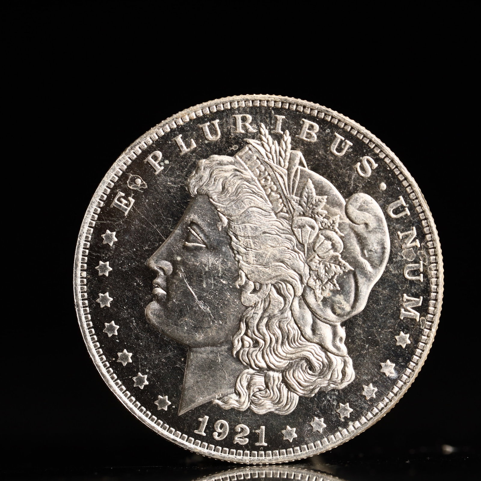 USA Morgan Dollar 1921 Coin: Obv: profile bust with date below and E PLURIBUS UNUM legend and stars around. Rev: eagle with In God we trust above within wreath with UNITED STATES OF AMERICA ONE DOLLAR legend. IN GOD WE TRUST / LI