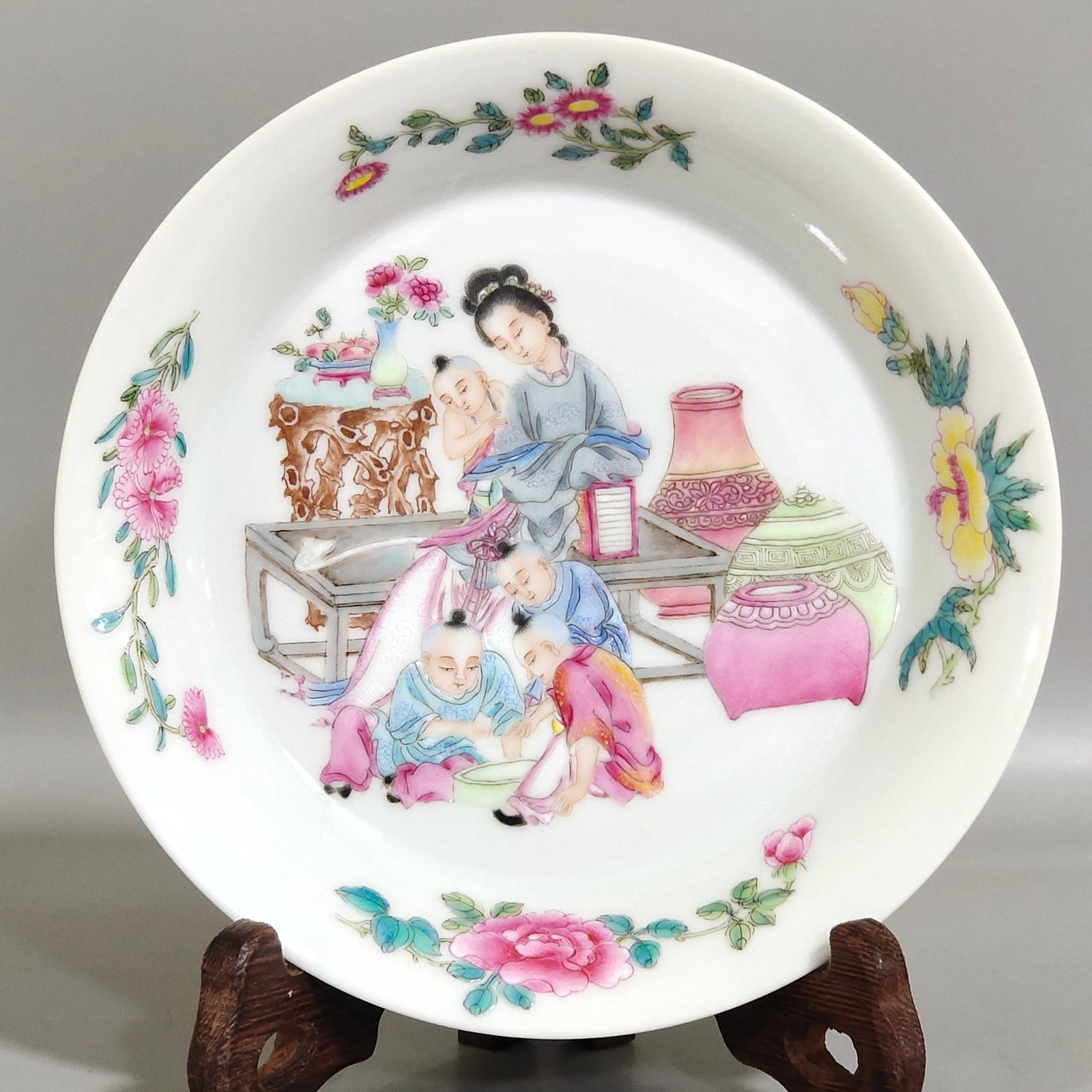 An Exquisite Famille-Rose Flower and Figure Pattern Plate (1 of 7)