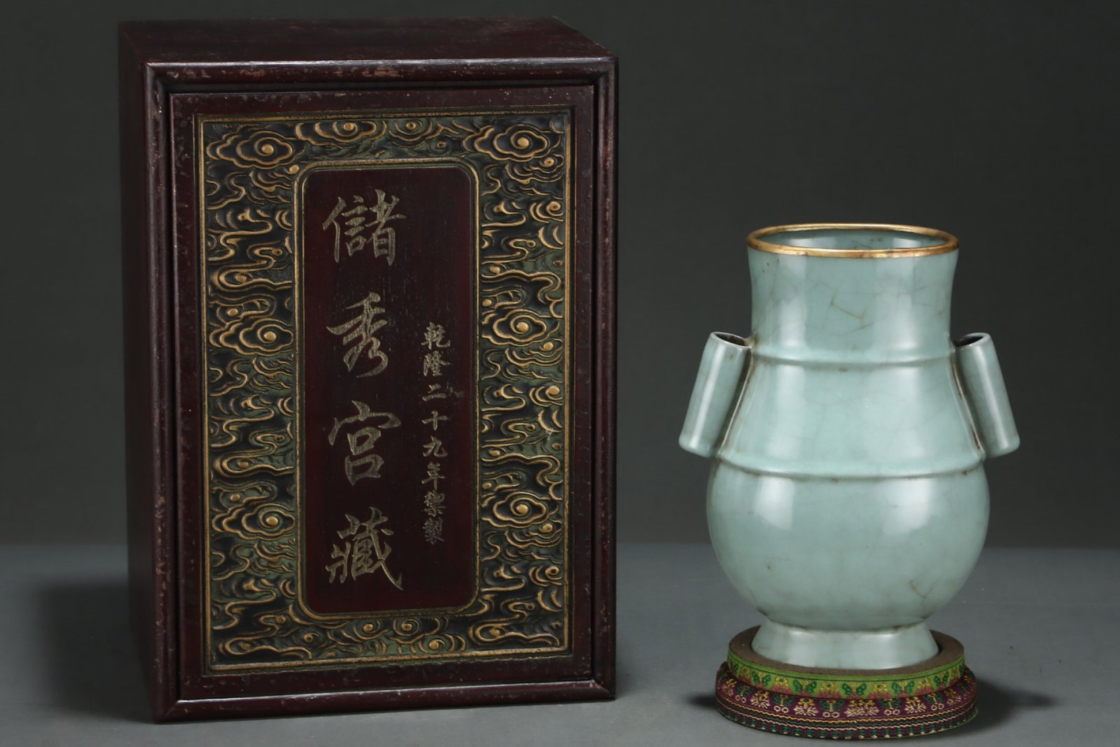 An Exquisite Guan yao Cover with Gold Double-Ears Vase,with an Imperial Poem by Emperor Qianlong: An Exquisite Guan yao Cover with Gold Double-Ears Vase,with an Imperial Poem by Emperor Qianlong,Song Dynasty,China,Size:9.1inx7.3in 官窑包金双耳瓶,带&#