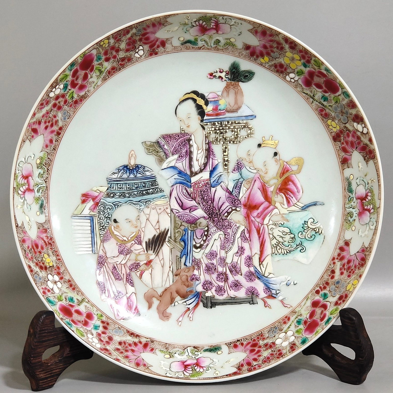 An Exquisite Famille-Rose Flower and Figure Pattern Plate: An Exquisite Famille-Rose Flower and Figure Pattern Plate,Qing Dynasty,China,Size:1.6inx8.7in 粉彩花卉人物纹盘,中国清代
