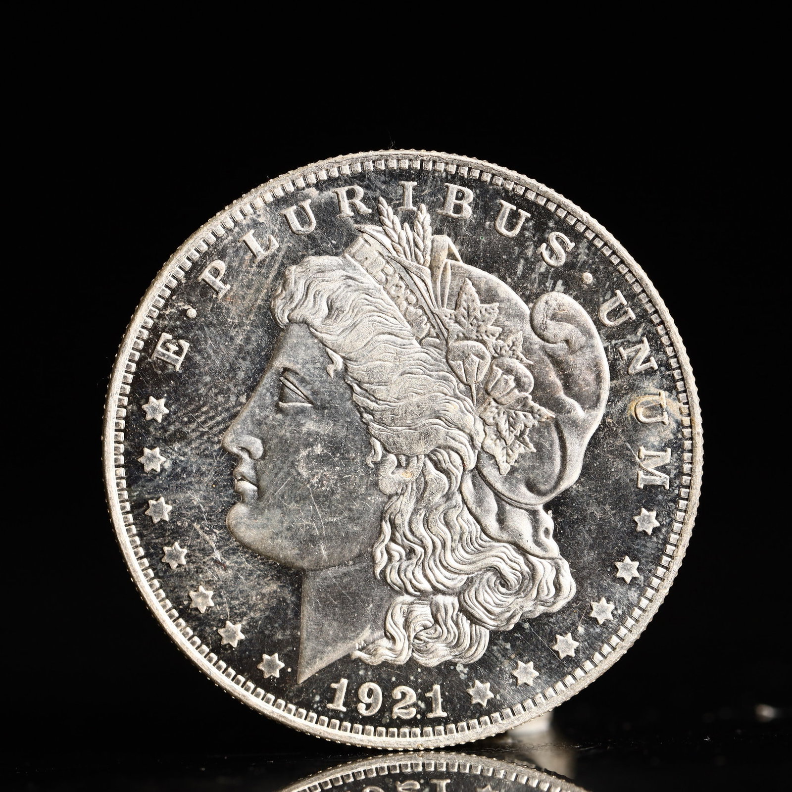 USA Morgan Dollar 1921 Coin: Obv: profile bust with date below and E PLURIBUS UNUM legend and stars around. Rev: eagle with In God we trust above within wreath with UNITED STATES OF AMERICA ONE DOLLAR legend. IN GOD WE TRUST / LI