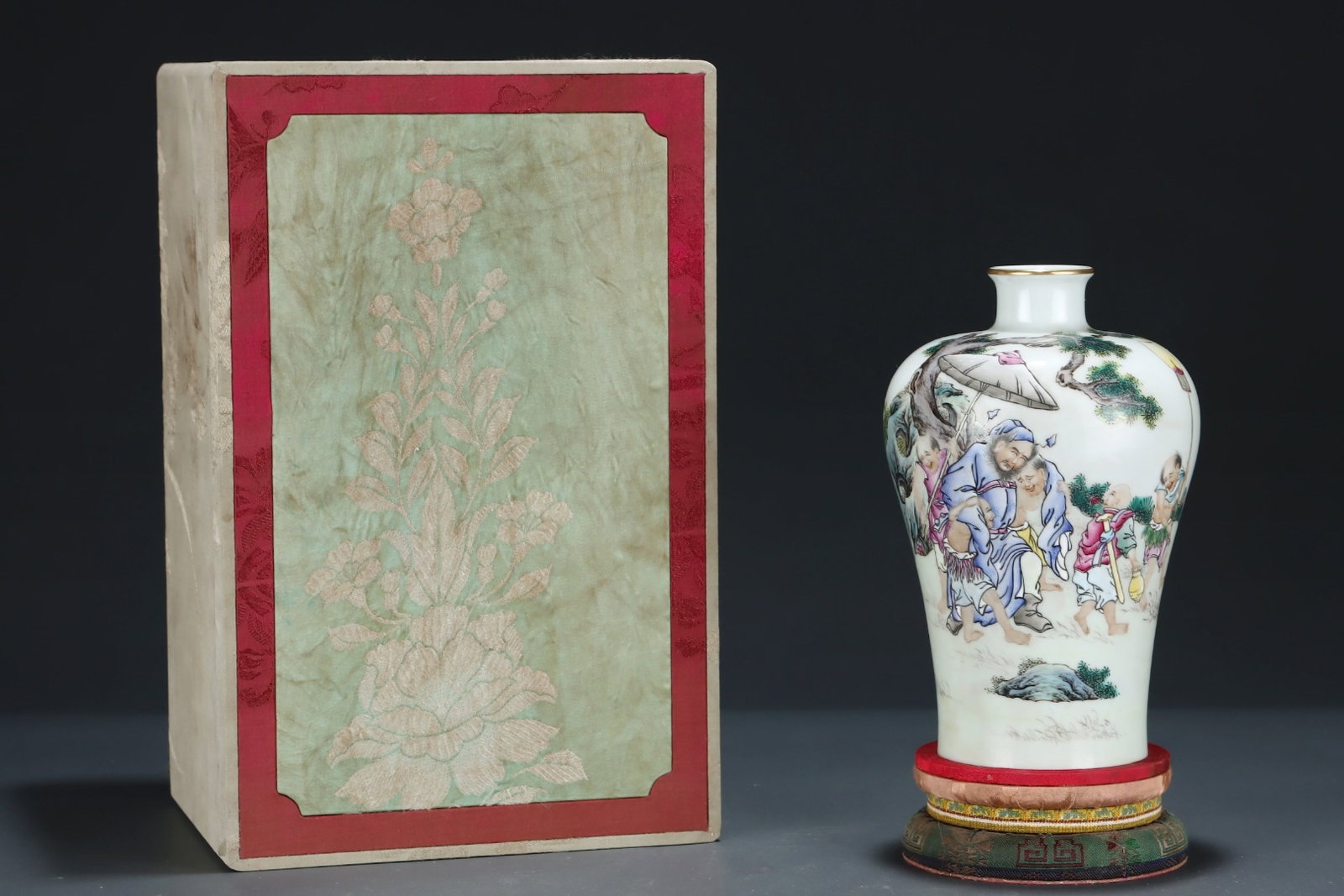 An Exquisite Enamel Painted Gold Figure Pattern Vase,With Poem: An Exquisite Enamel Painted Gold Figure Pattern Vase,With Poem,Qing Dynasty,China,Yongzheng Six-character Mark,Size:8.1inx5.1in 珐琅彩描金人物纹瓶