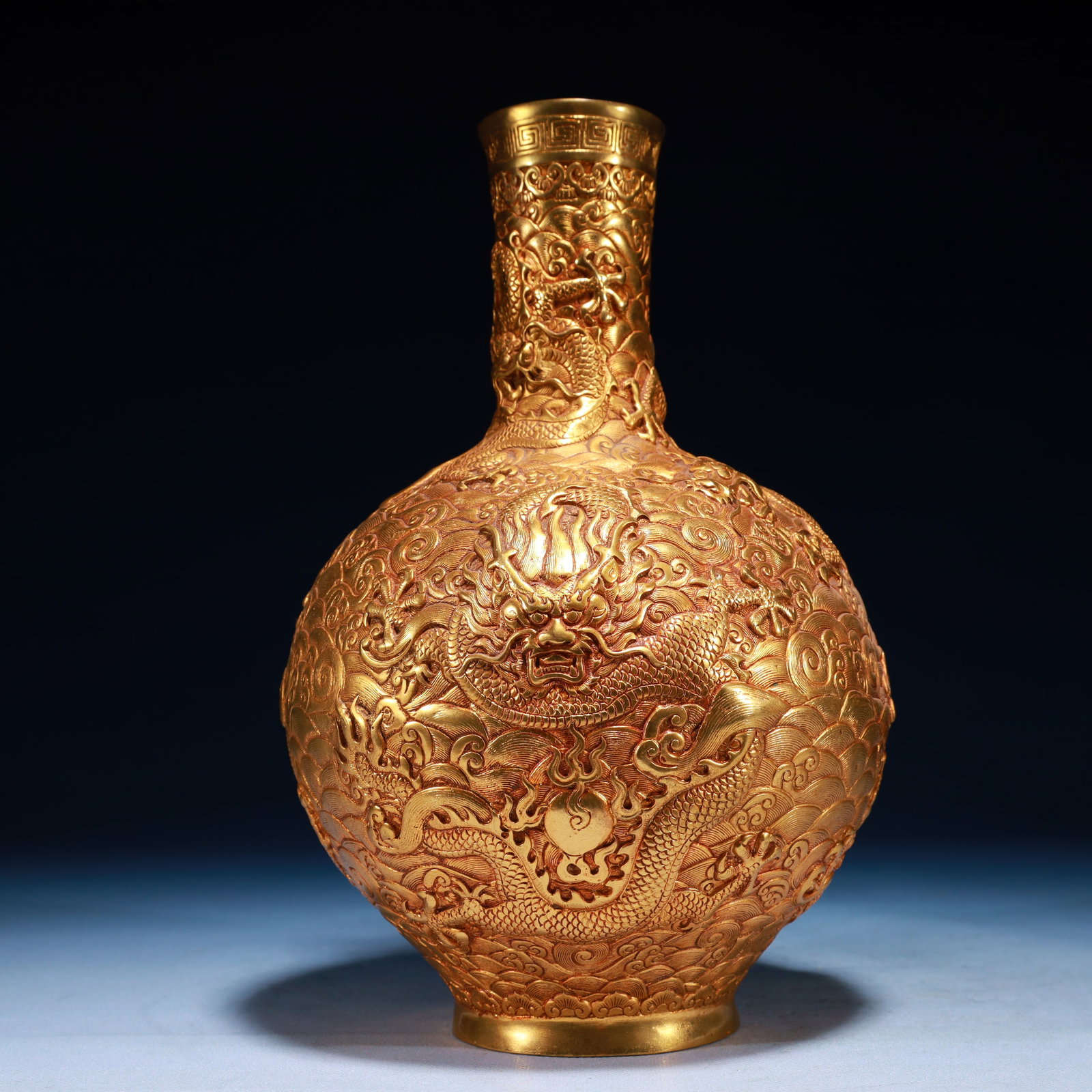 An Exquisite Gilt Bronze Dragon Pattern Vase: An Exquisite Gilt Bronze Dragon Pattern Vase,Qing Dynasty,China,Qianlong Four-character Mark,Size:6.3inx10.6inx6.3in,Weight:1650g 铜鎏金龙纹瓶,中国ę