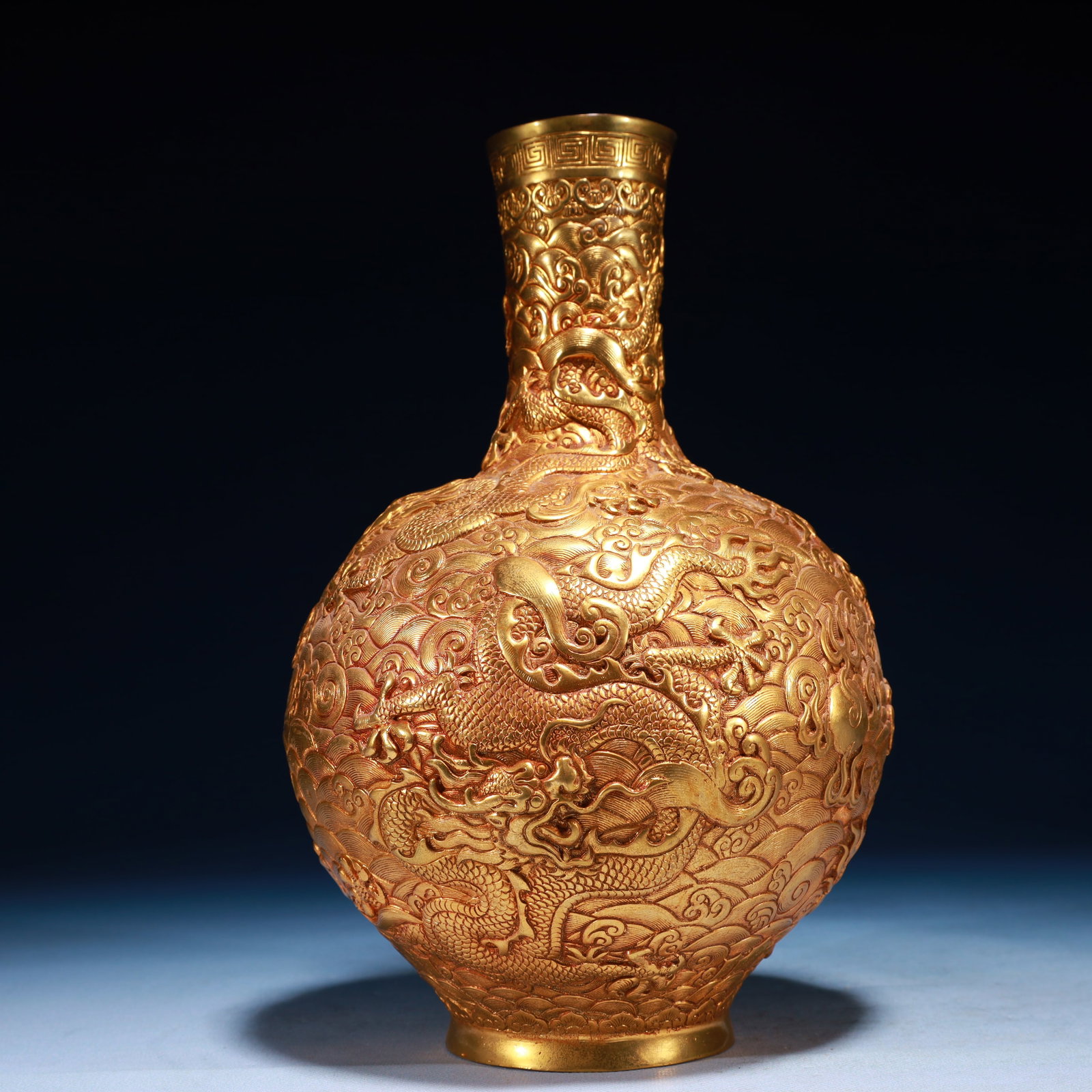 An Exquisite Gilt Bronze Dragon Pattern Vase - 4