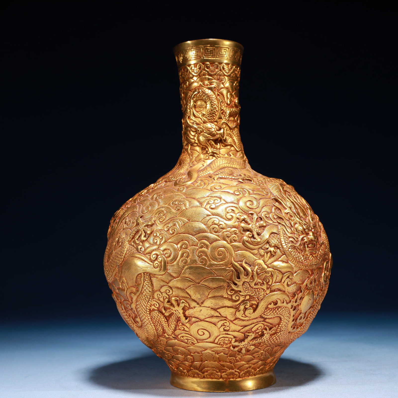 An Exquisite Gilt Bronze Dragon Pattern Vase - 6