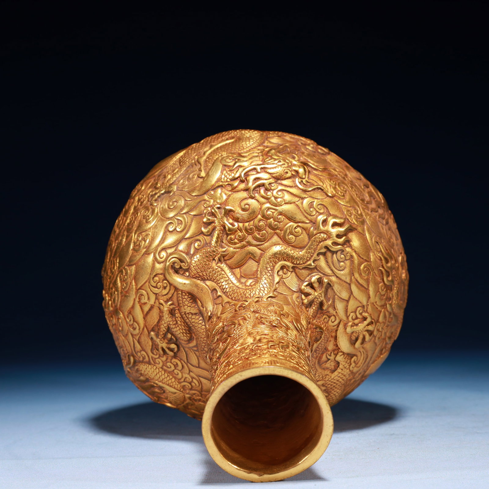 An Exquisite Gilt Bronze Dragon Pattern Vase - 7