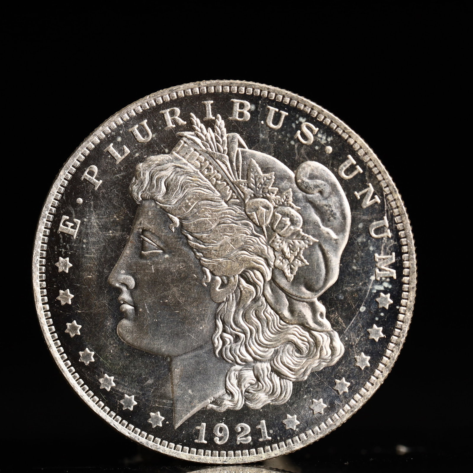 USA Morgan Dollar 1921 Coin: Obv: profile bust with date below and E PLURIBUS UNUM legend and stars around. Rev: eagle with In God we trust above within wreath with UNITED STATES OF AMERICA ONE DOLLAR legend. IN GOD WE TRUST / LI