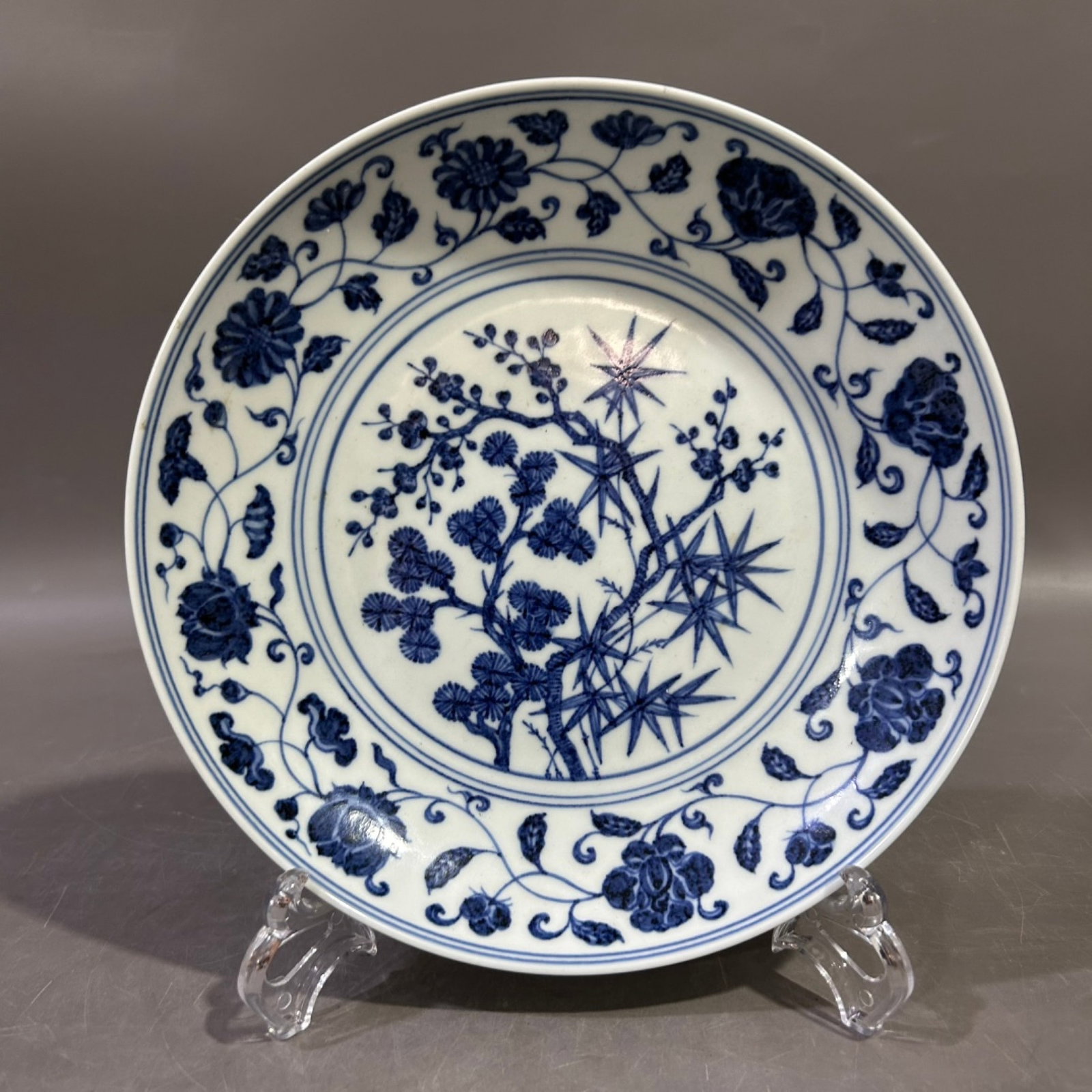 An Exquisite Blue and White Pine,Bamboo and Plum Blossom Pattern Plate: An Exquisite Blue and White Pine,Bamboo and Plum Blossom Pattern Plate,Ming Dynasty,China,Xuande Six-character Mark,Size:8.7inx1.8in 青花松竹梅纹盘,中&#