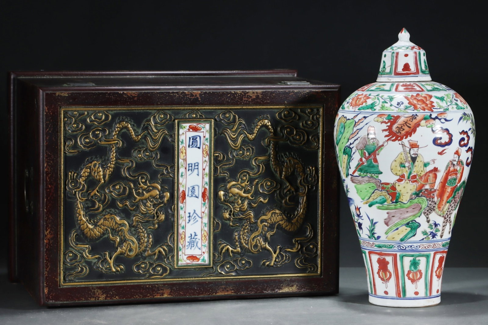 A Huge Wucai Character and Story Pattern Bottle: A Huge Wucai Character and Story Pattern Bottle,Yuan Dynasty,China,Size:19.3inx9.6in 五彩人物故事纹盖瓶,中国元代