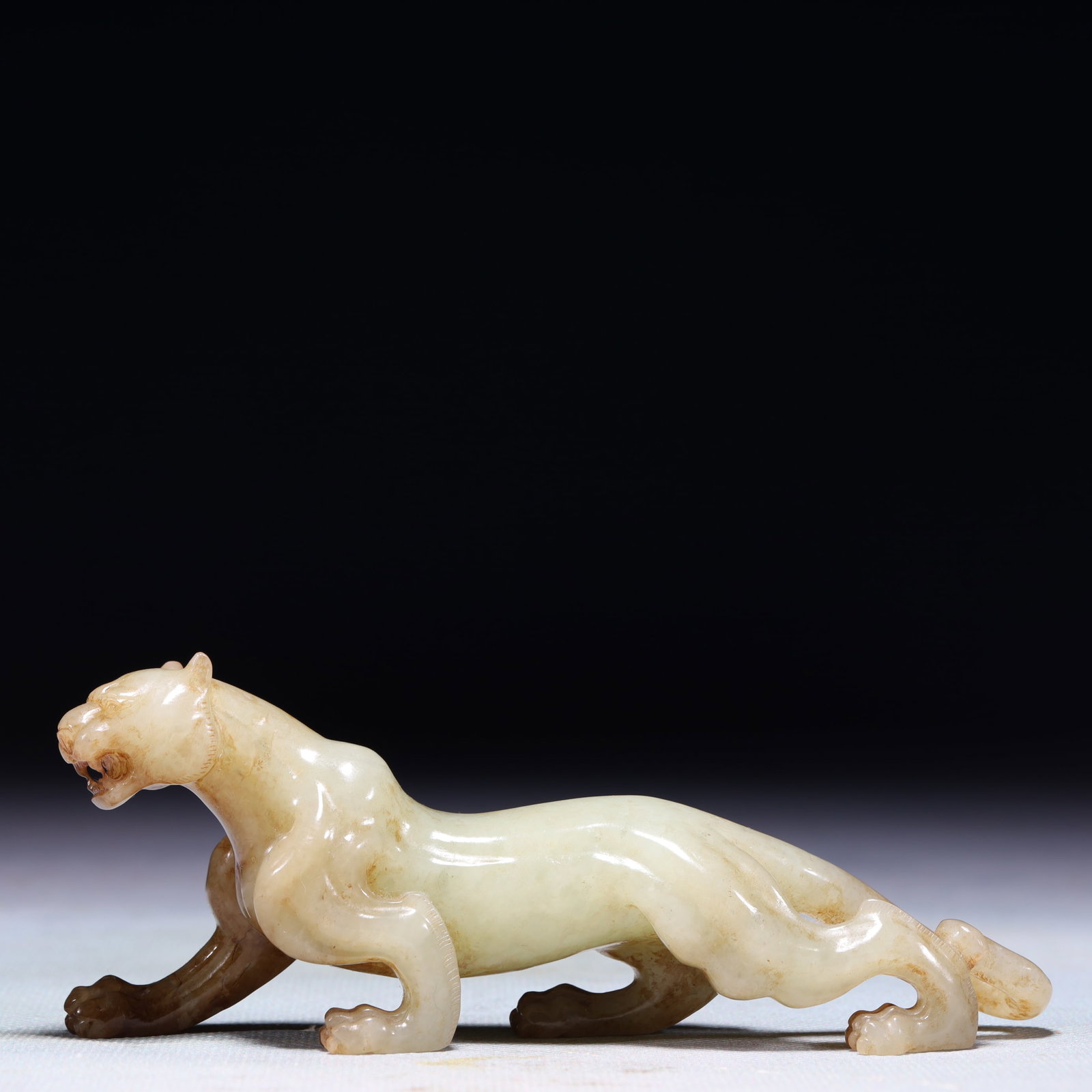 An Exquisite White Jade Beast Ornament: An Exquisite White Jade Beast Ornament,Qing Dynasty,China,Size:5.5inx1.2inx2in,Weight:142g 白玉兽摆件,中国清代