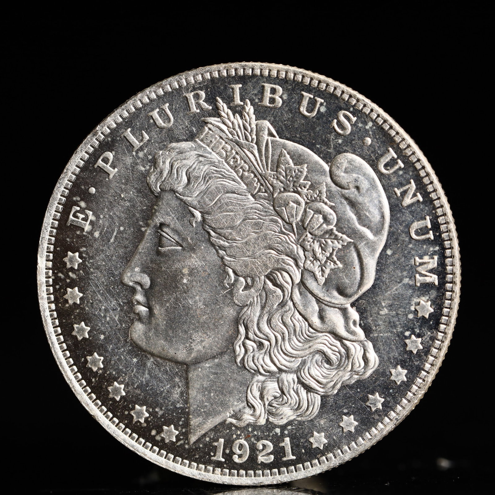 USA Morgan Dollar 1921 Coin: Obv: profile bust with date below and E PLURIBUS UNUM legend and stars around. Rev: eagle with In God we trust above within wreath with UNITED STATES OF AMERICA ONE DOLLAR legend. IN GOD WE TRUST / LI