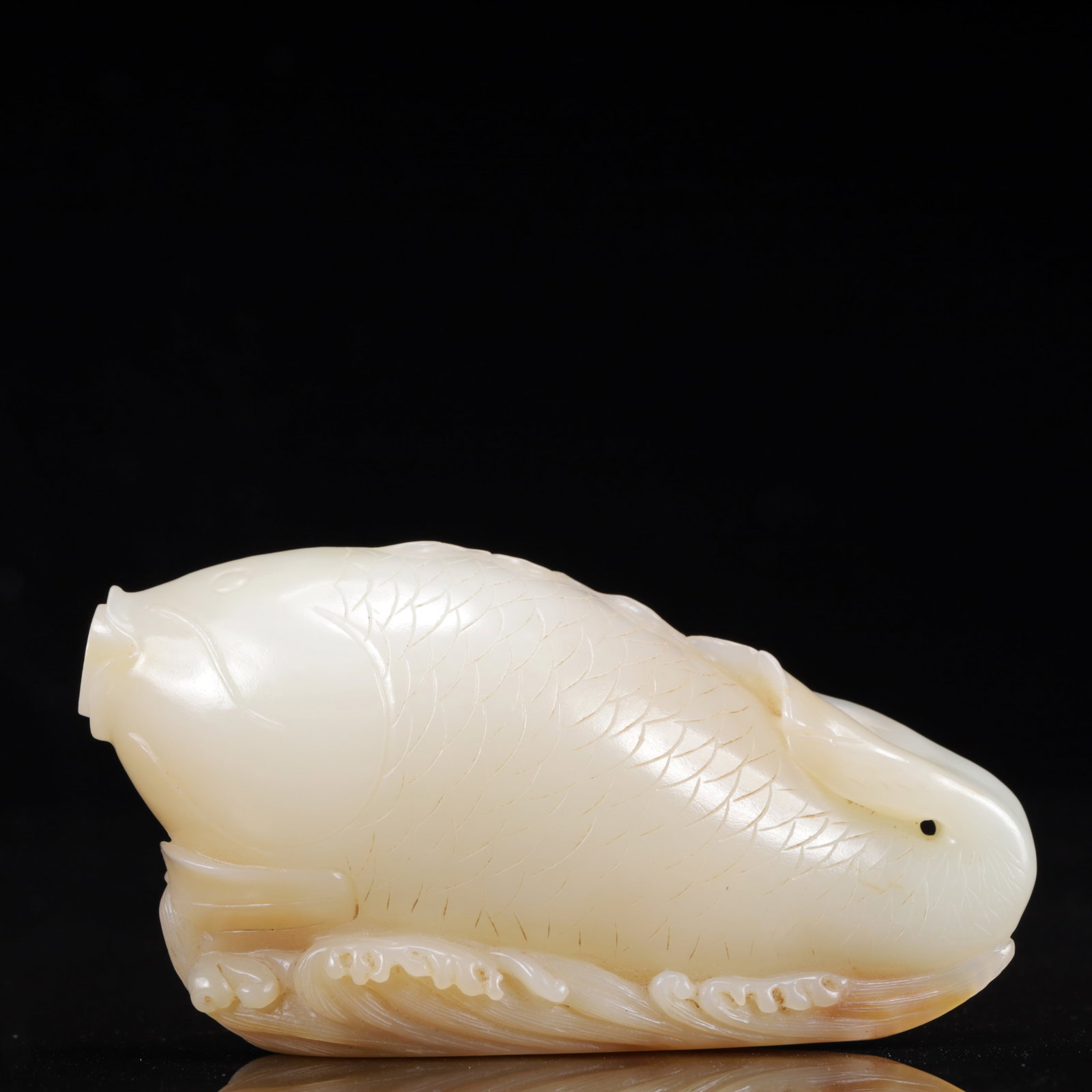 An Exquisite White Jade Fish Ornament: An Exquisite White Jade Fish Ornament,Qing Dynasty, China,Size:5.1inx1.6inx2.8in,Weight:257g 白玉鱼摆件,中国清代