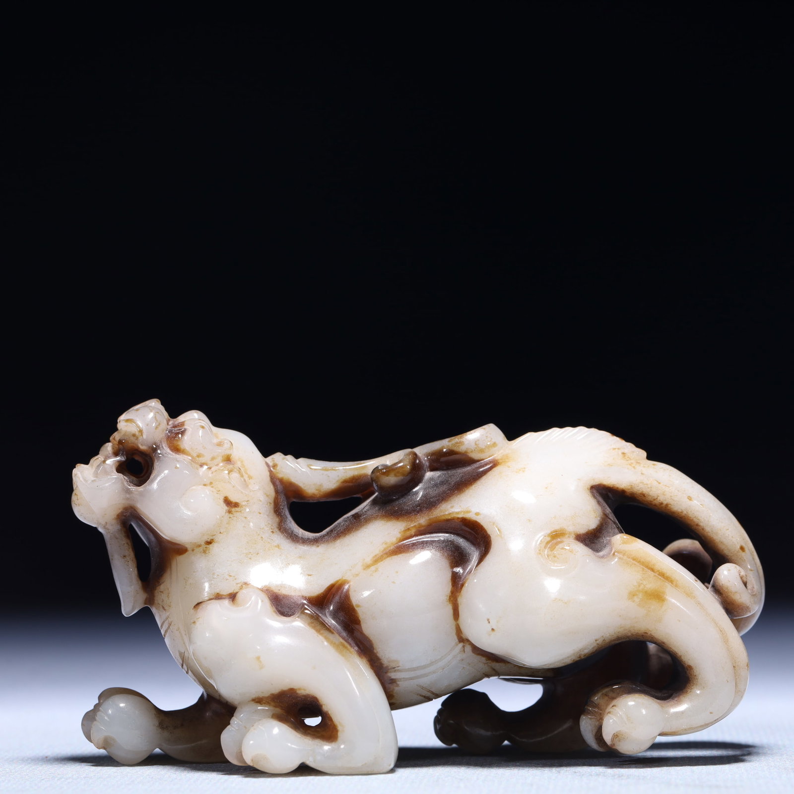 An Exquisite White Jade Beast Ornament: An Exquisite White Jade Beast Ornament,Qing Dynasty,China,Size:3.9inx1.6inx2in,Weight:231.6g 白玉兽摆件,中国清代