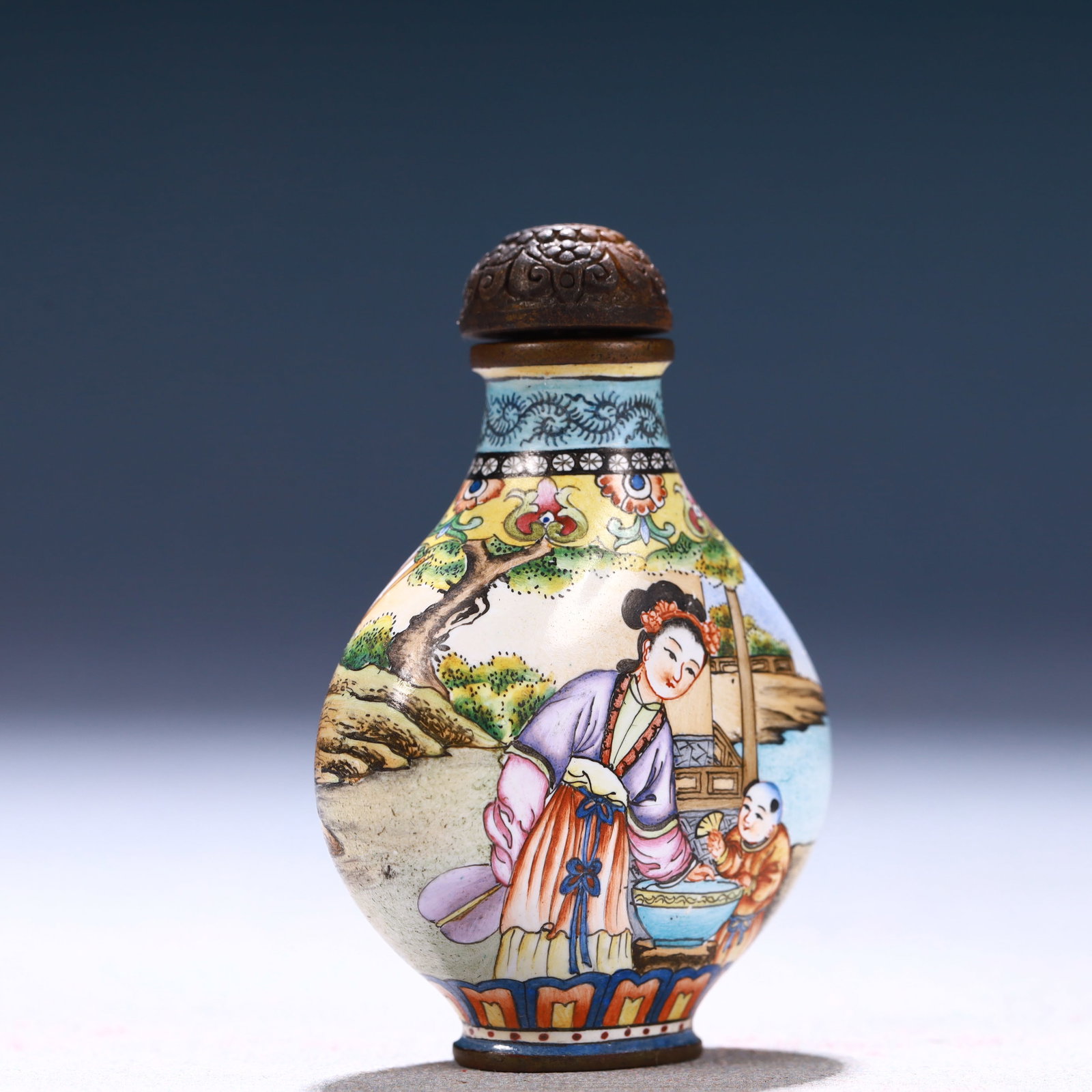 An Exquisite Painted Enamel Figure Pattern Snuff Bottle - 3
