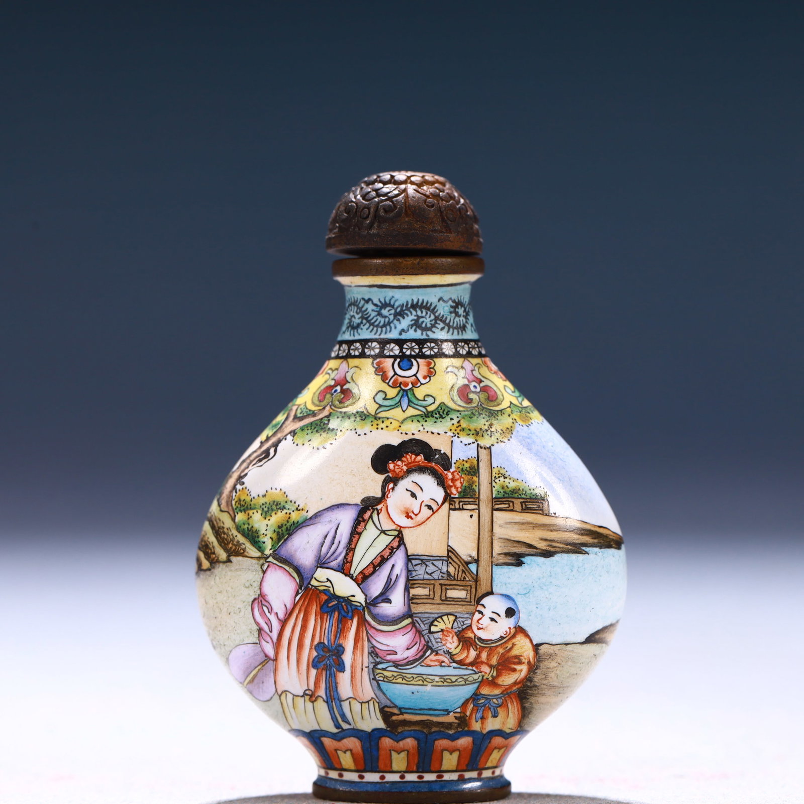 An Exquisite Painted Enamel Figure Pattern Snuff Bottle - 4