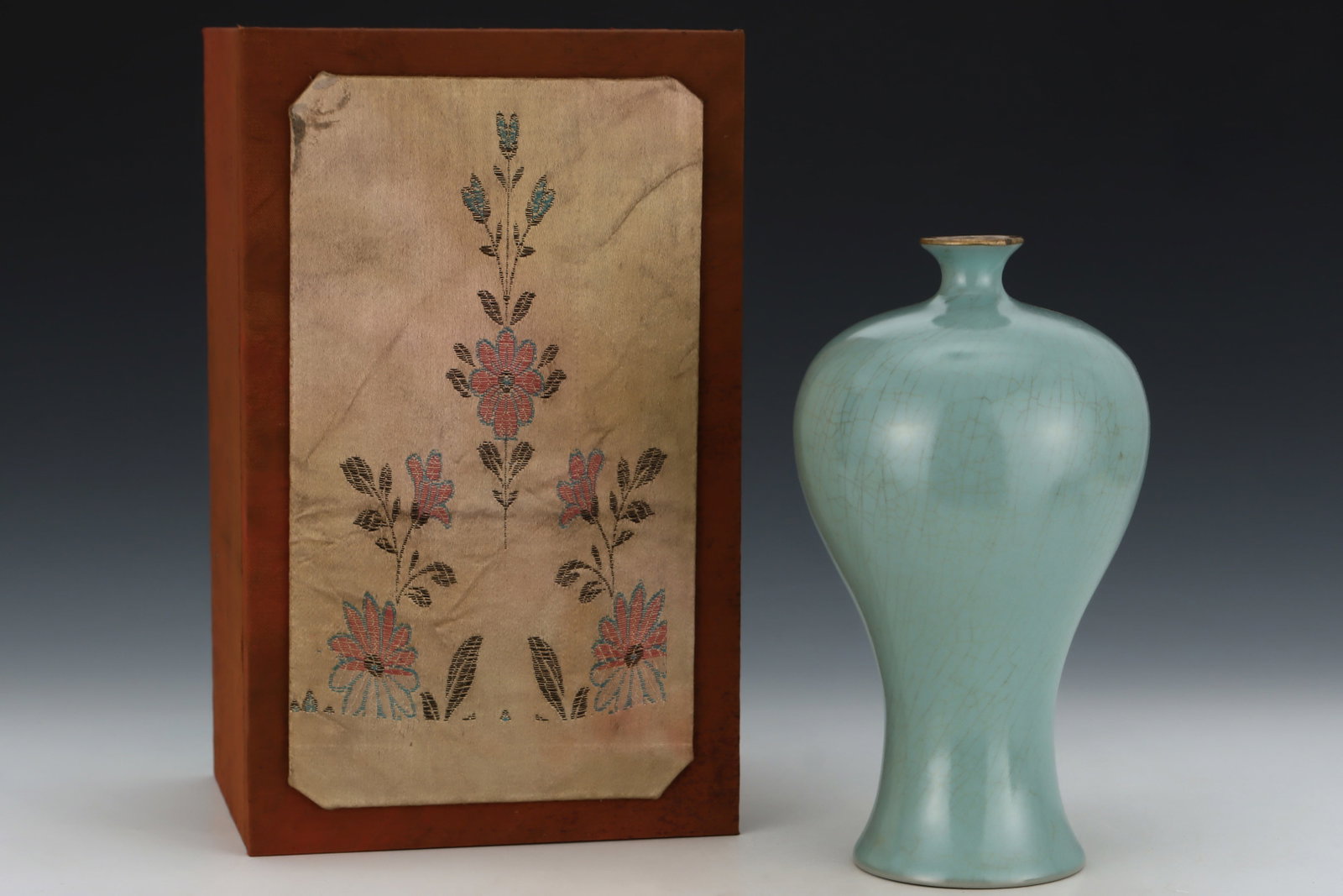 An Exquisite Ru yao Sky Blue Glazed Cover with Gold Vase,with an Imperial Poem by Emperor Qianlong: An Exquisite Ru yao Sky Blue Glazed Cover with Gold Vase,with an Imperial Poem by Emperor Qianlong,Song Dynasty,China,Size:10.8inx6.1in 汝窑天蓝釉金口瓶