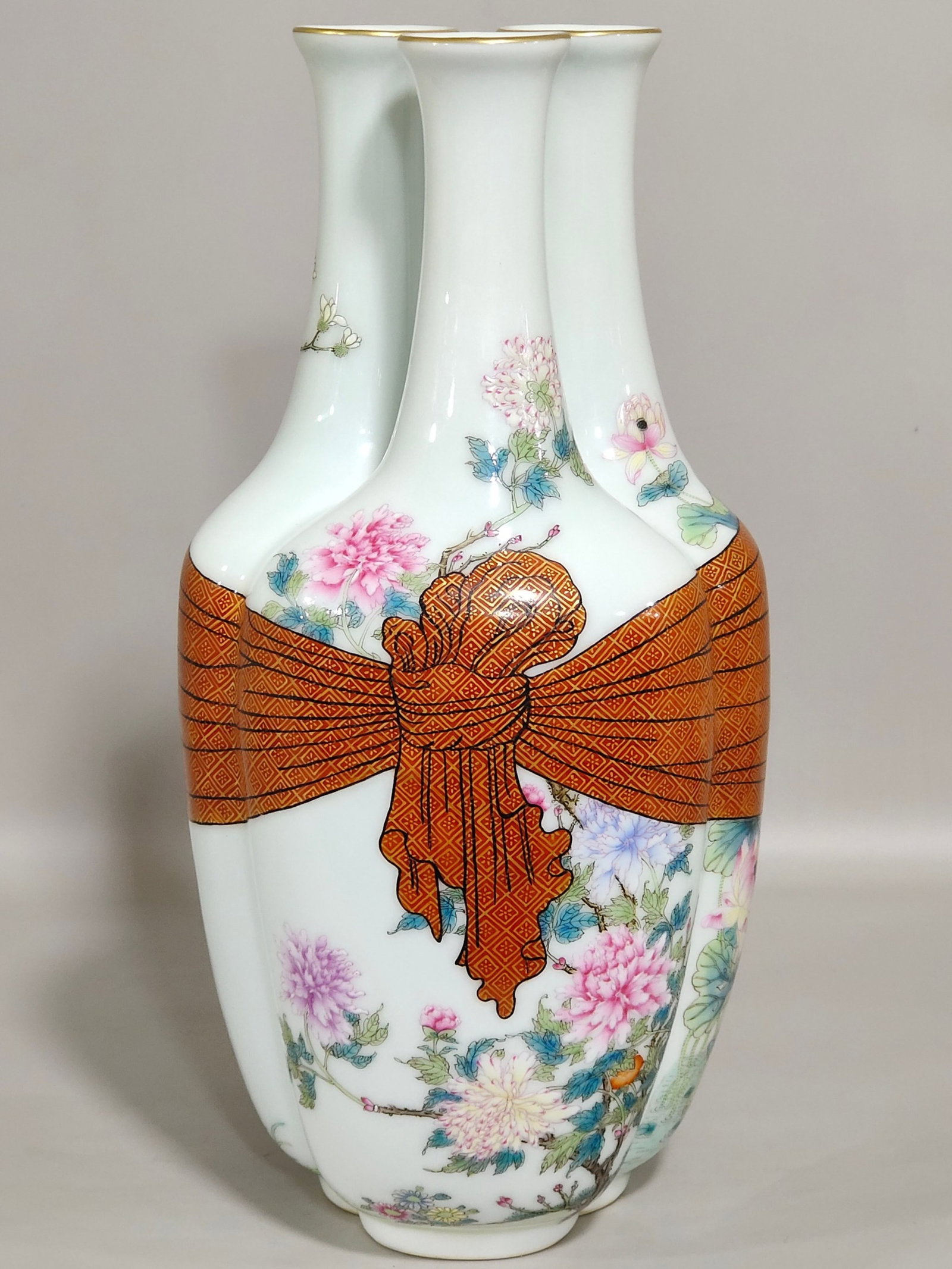 An Exquisite Famille-Rose Painted Gold Flower Pattern Vase: An Exquisite Famille-Rose Painted Gold Flower Pattern Vase,Qing Dynasty,China,Qianlong Six-character Mark,Size:10inx4.7in 粉彩描金花卉纹瓶,中Þ