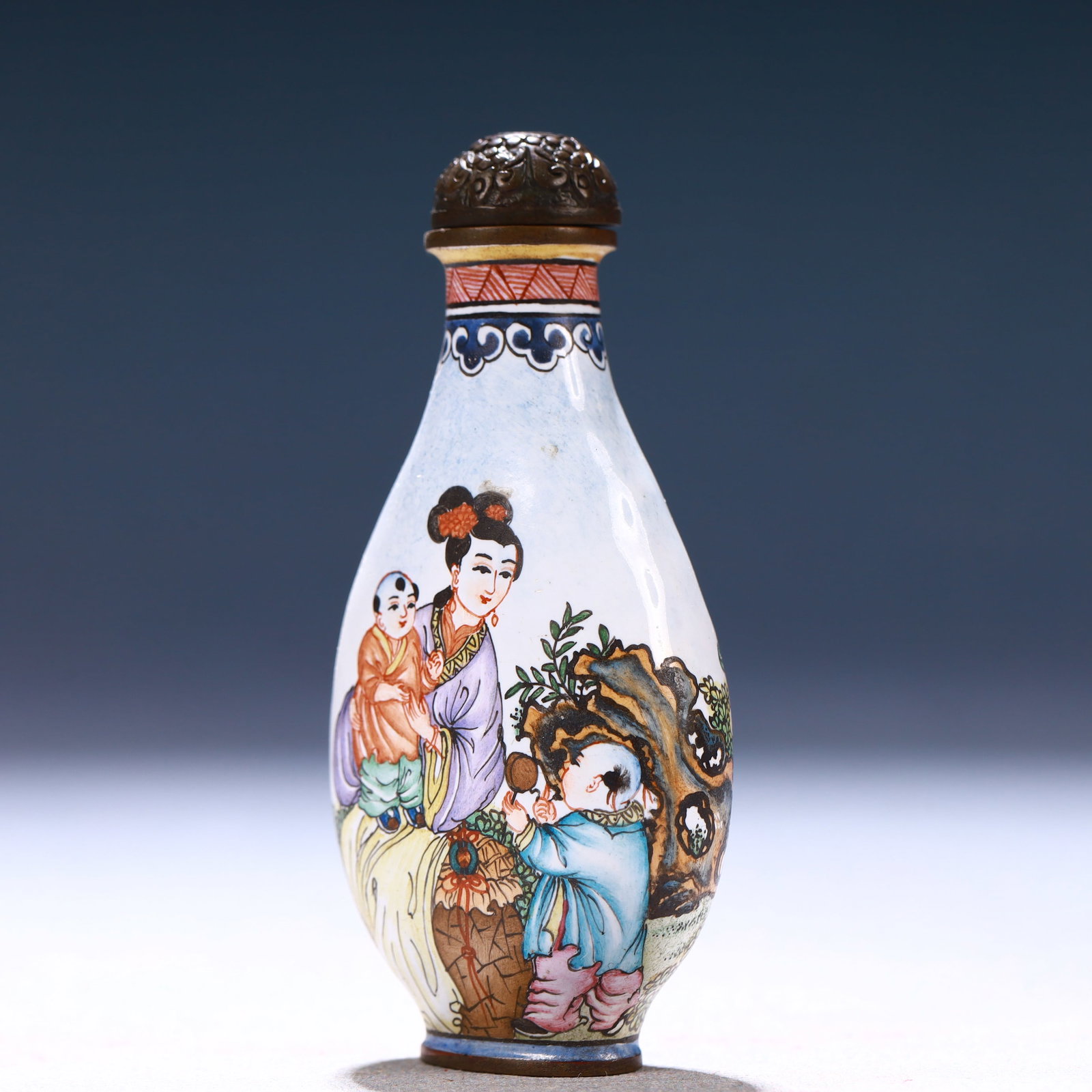 An Exquisite Painted Enamel Figure Pattern Snuff Bottle - 2
