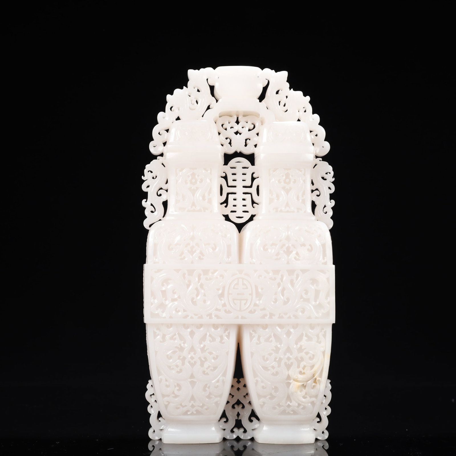 An Exquisite White Jade Shou-Character Dragon Pattern Dragon-Ears Bottle: An Exquisite White Jade Shou-Character Dragon Pattern Dragon-Ears Bottle,Qing Dynasty, China,Size:5.1inx2.8inx10.6in,Weight:2450g 白玉寿字龙纹龙耳௢