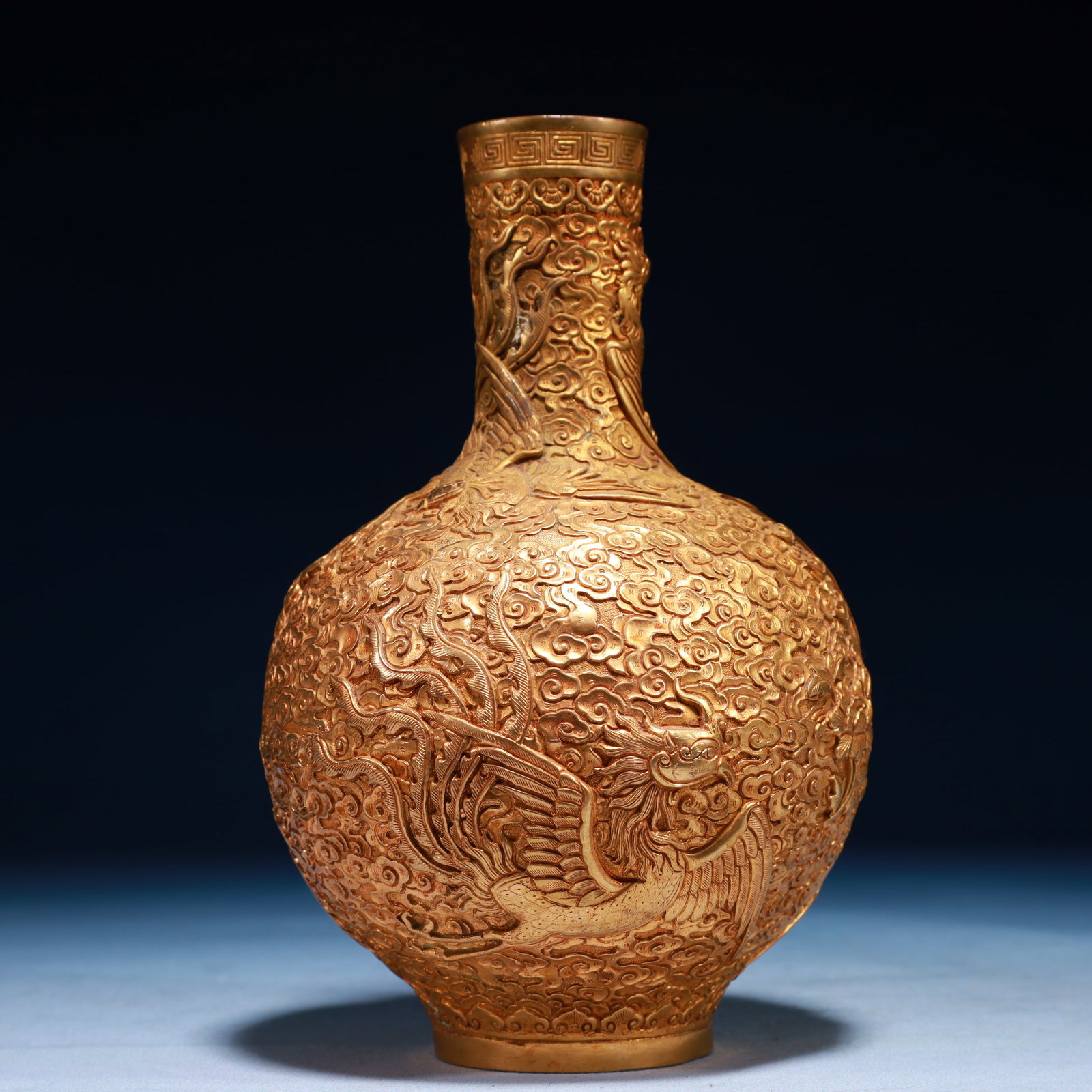An Exquisite Gilt Bronze Phoenix Pattern Vase - 3