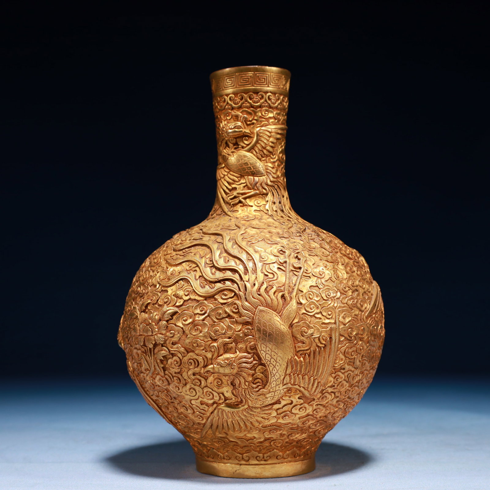 An Exquisite Gilt Bronze Phoenix Pattern Vase - 4