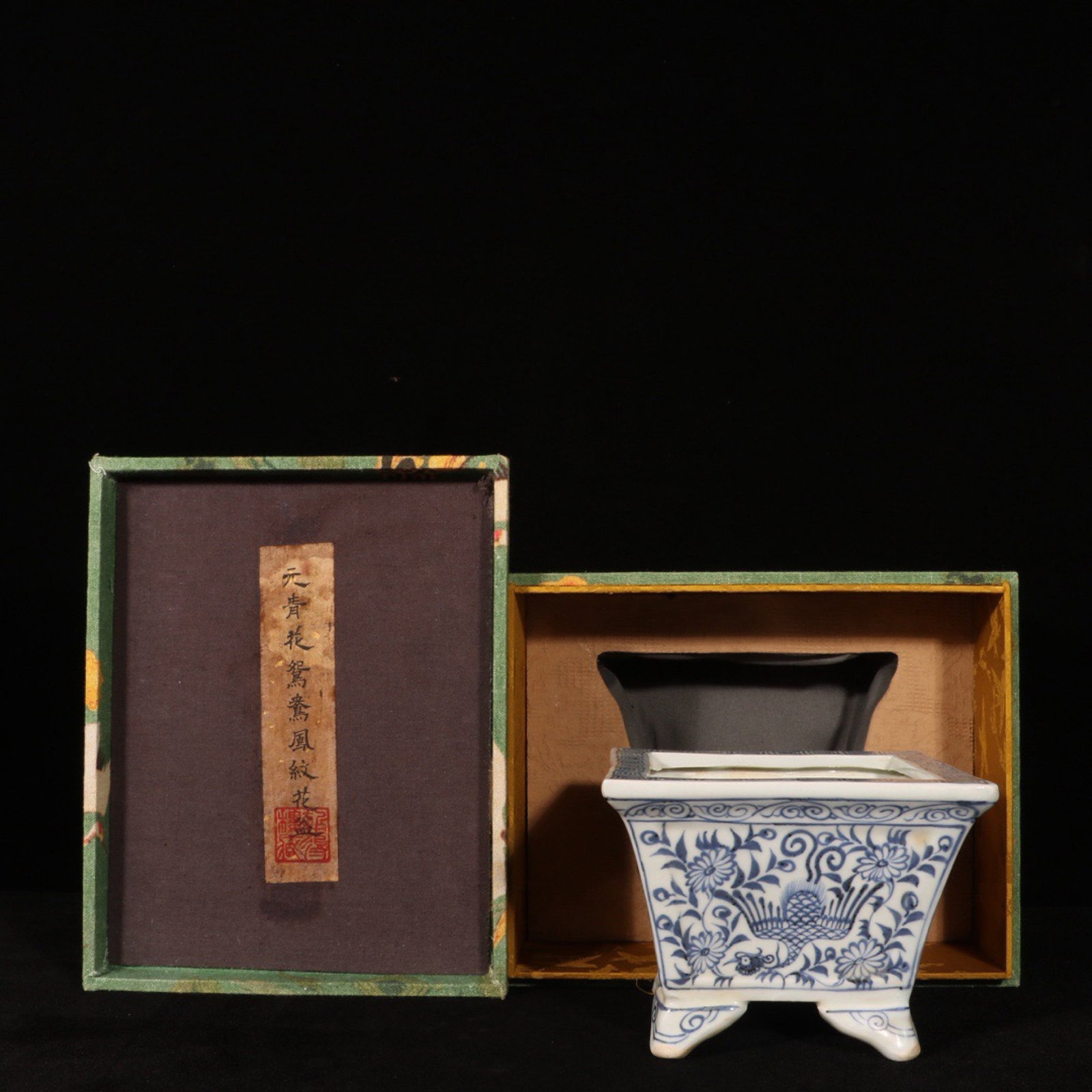 An Exquisite Blue and White Flower and Phoenix Pattern Flowerpot: An Exquisite Blue and White Flower and Phoenix Pattern Flowerpot,Yuan Dynasty,China,Size:4.3inx5.5in 青花花卉凤纹花盆,中国元代