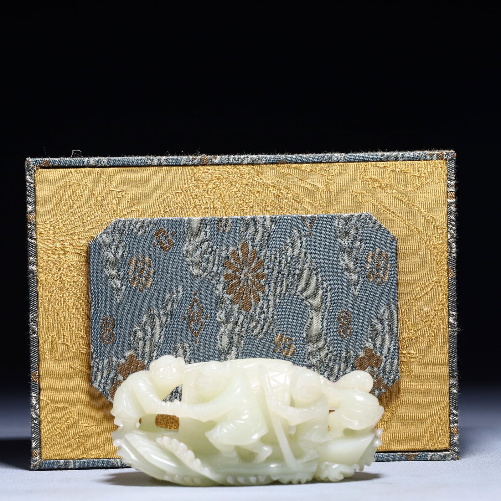 An Exquisite White Jade Figure Ornament: An Exquisite White Jade Figure Ornament,Qing Dynasty,China,Size:3.9inx2.2inx1.8in,Weight:350g 白玉人物摆件,中国清代