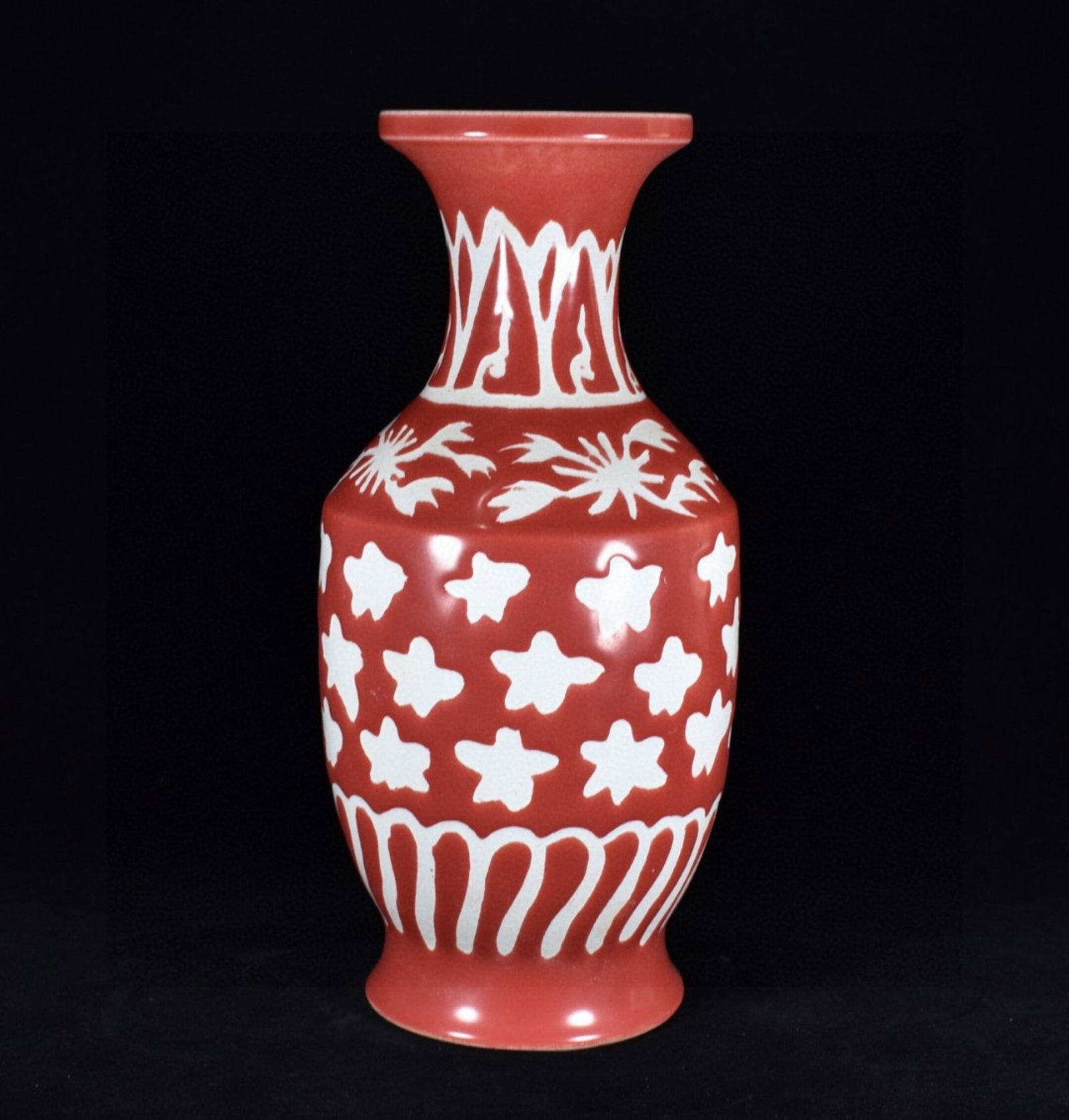 A Rare Red Glazed Flower Pattern Vase - 2