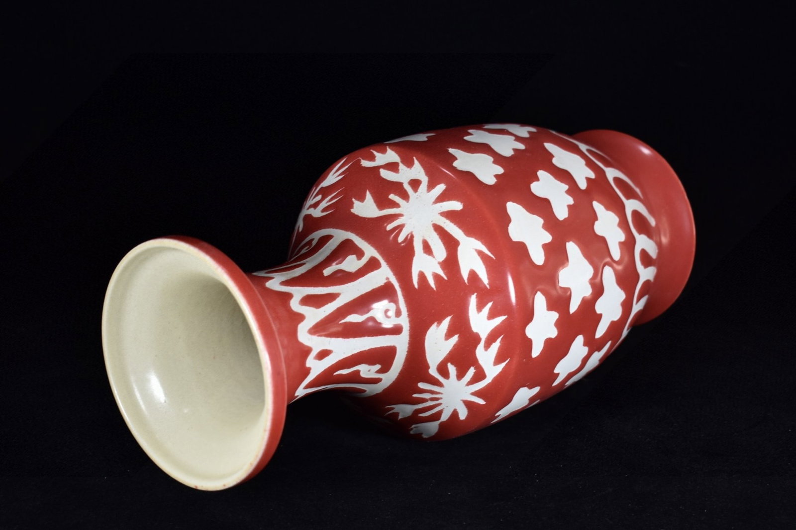 A Rare Red Glazed Flower Pattern Vase - 7