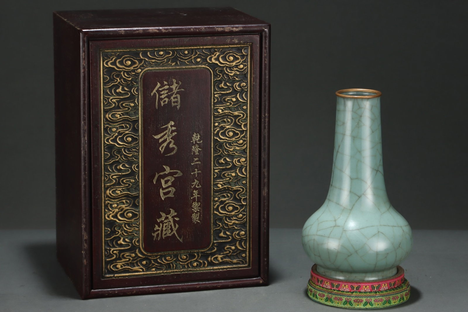 An Exquisite Guan yao Cover with Gold Vase,with an Imperial Poem by Emperor Qianlong: An Exquisite Guan yao Cover with Gold Vase,with an Imperial Poem by Emperor Qianlong,Song Dynasty,China,Size:9.4inx5.8in 官窑包金瓶,带乾隆御ག