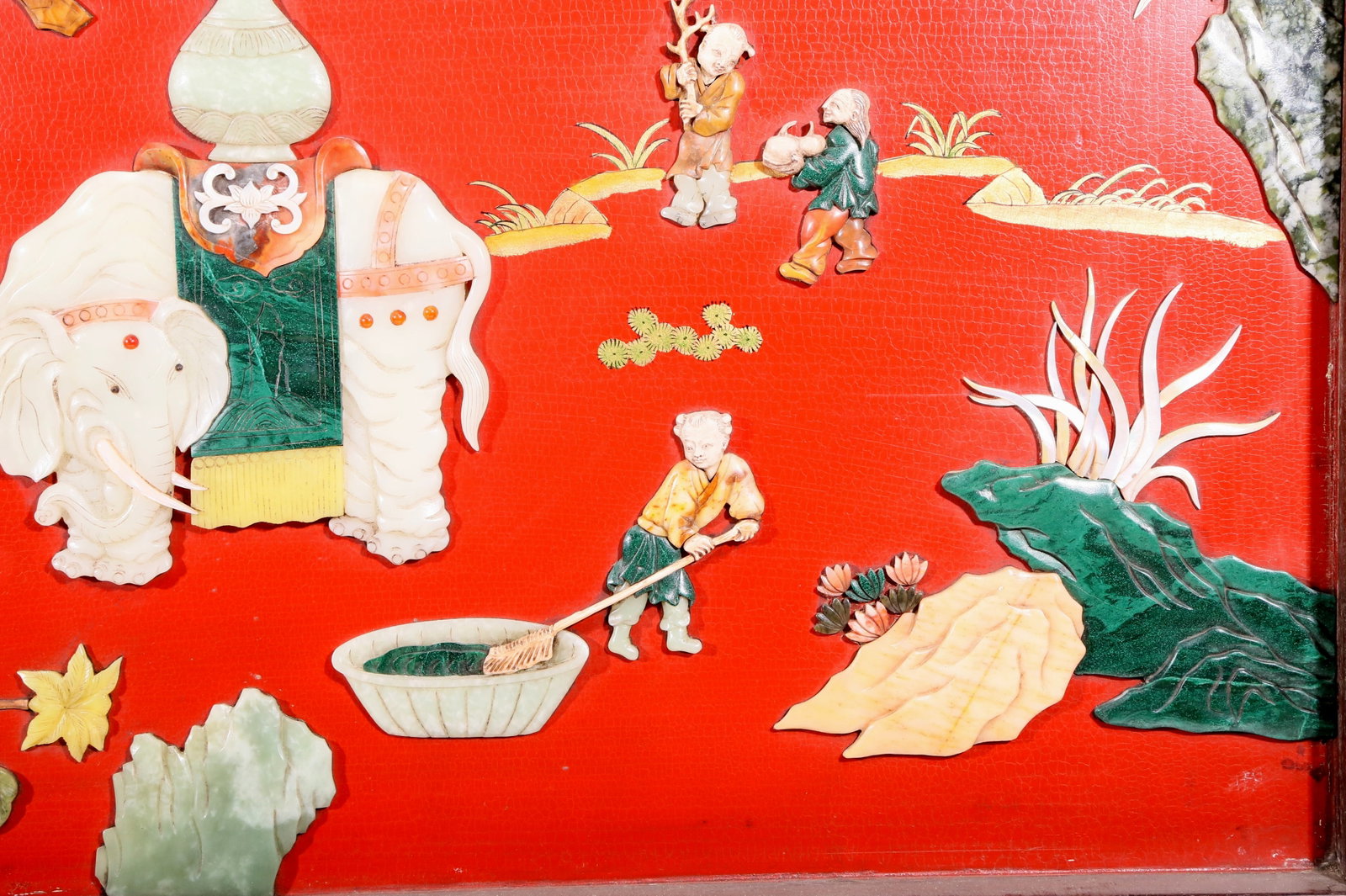 An exquisite zitanwood lacquered gold-embedded elephant pattern table screen - 7
