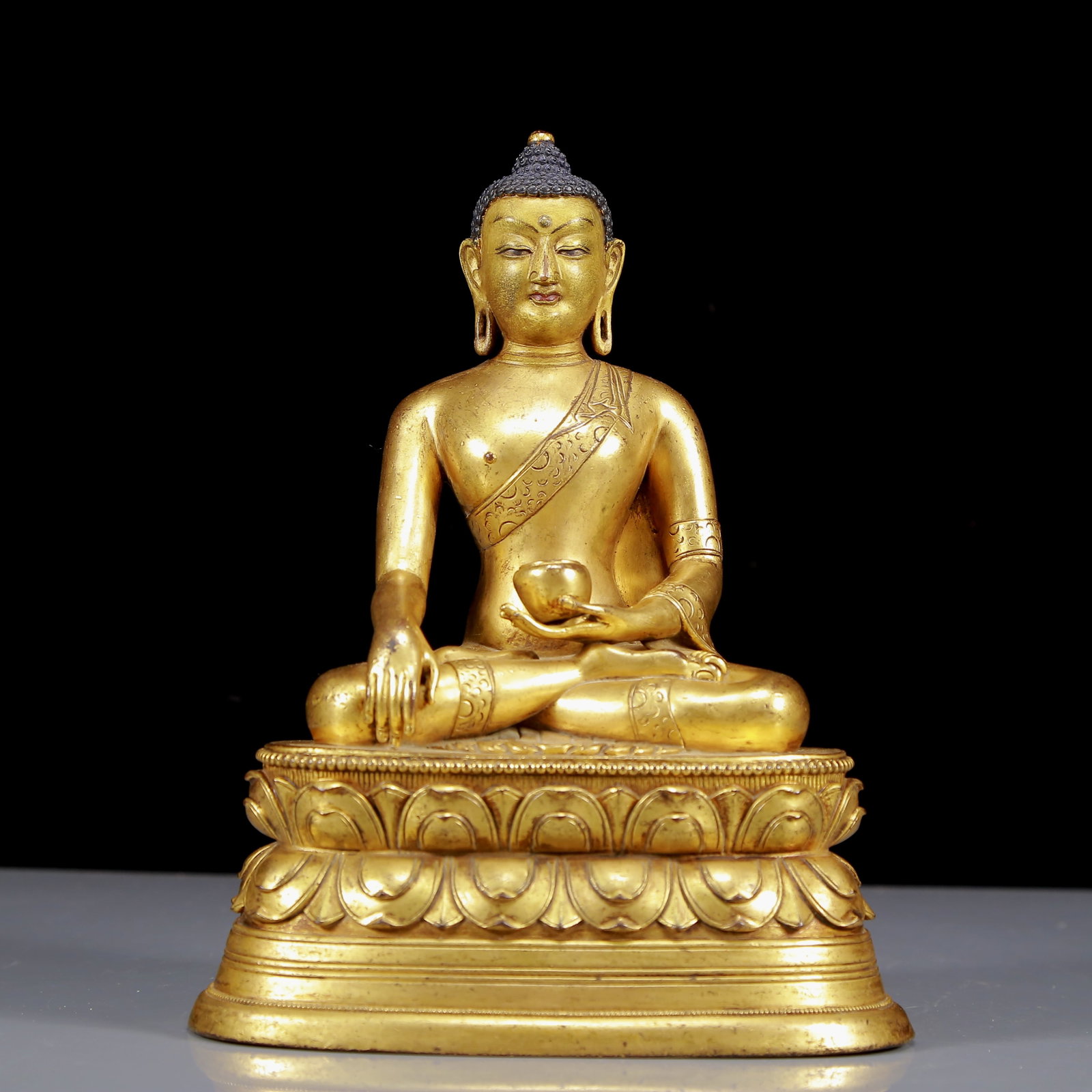A Solemn Gilt Bronze Statue of Sakyamuni: A Solemn Gilt Bronze Statue of Sakyamuni,Ming Dynasty, China,Size:7.1inx4.9inx9.4in,Weight:2770g 铜鎏金释迦摩尼像，明代