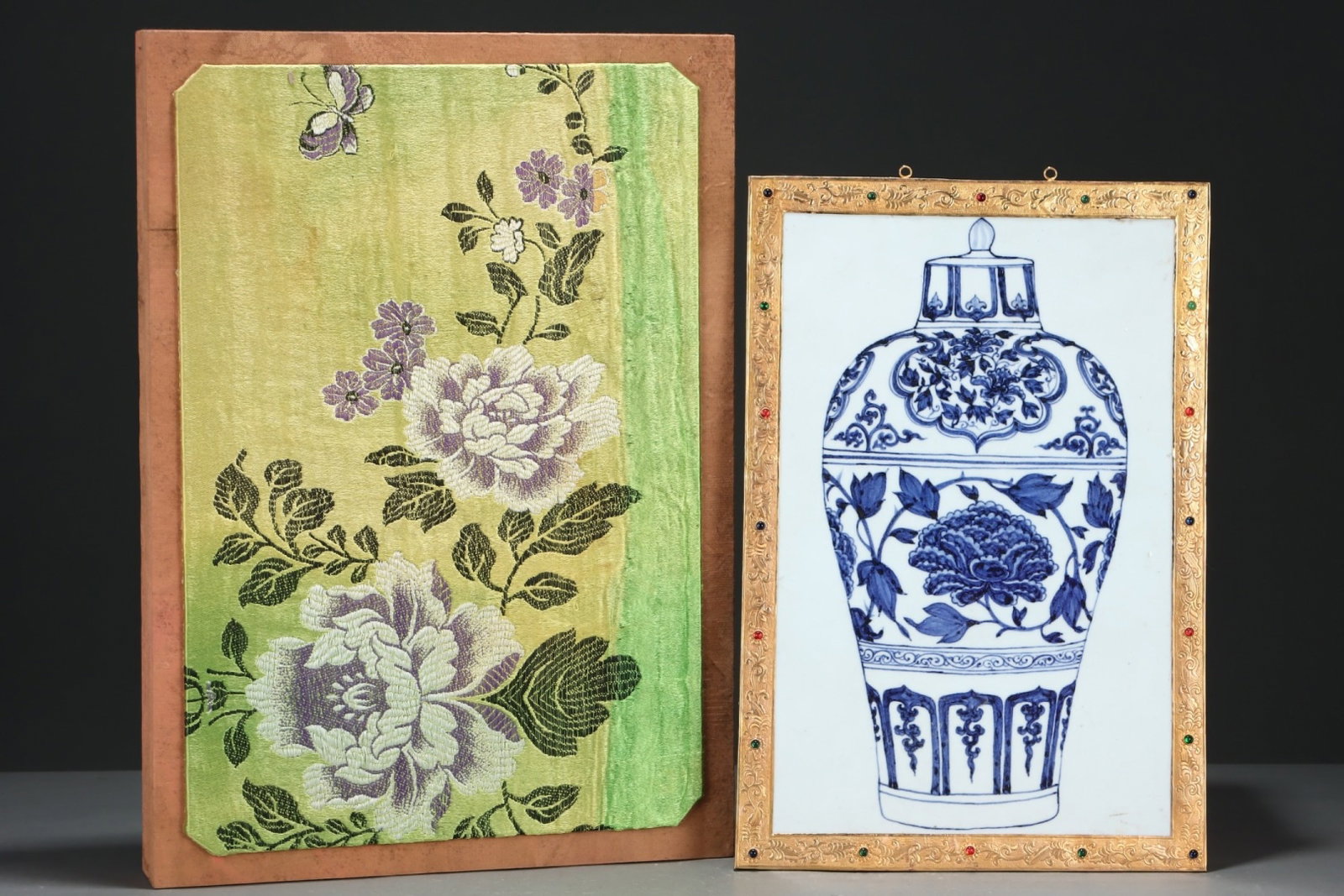 A Huge Blue and White Lotus Pattern Cover with Gold Porcelain Plaques,Inlaid Gems: A Huge Blue and White Lotus Pattern Cover with Gold Porcelain Plaques,Inlaid Gems,Yuan Dynasty,China,Size:16.3inx11.2in